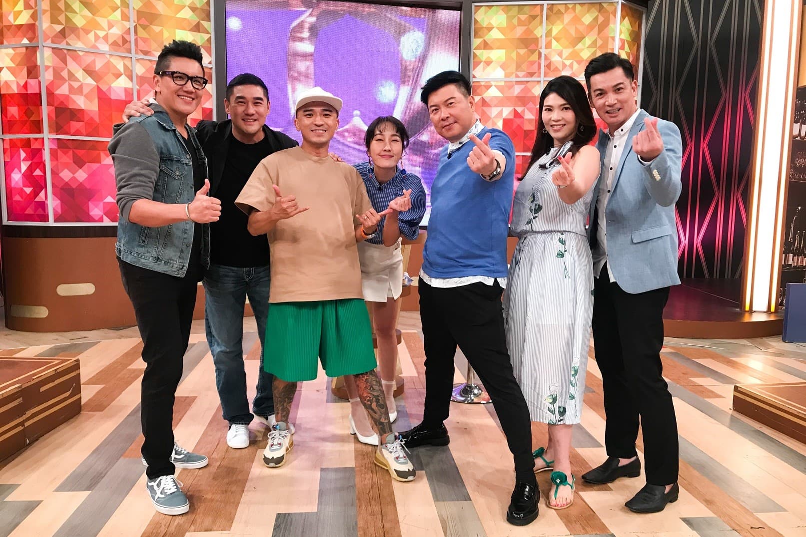 《一袋女王》日前邀請伊正（右一）、LISA（右二）、吳大維（左二）、倪子鈞（左三）及孫國豪（左一）上節目分享浪子變暖爸的親身故事。（衛視中文台提供）