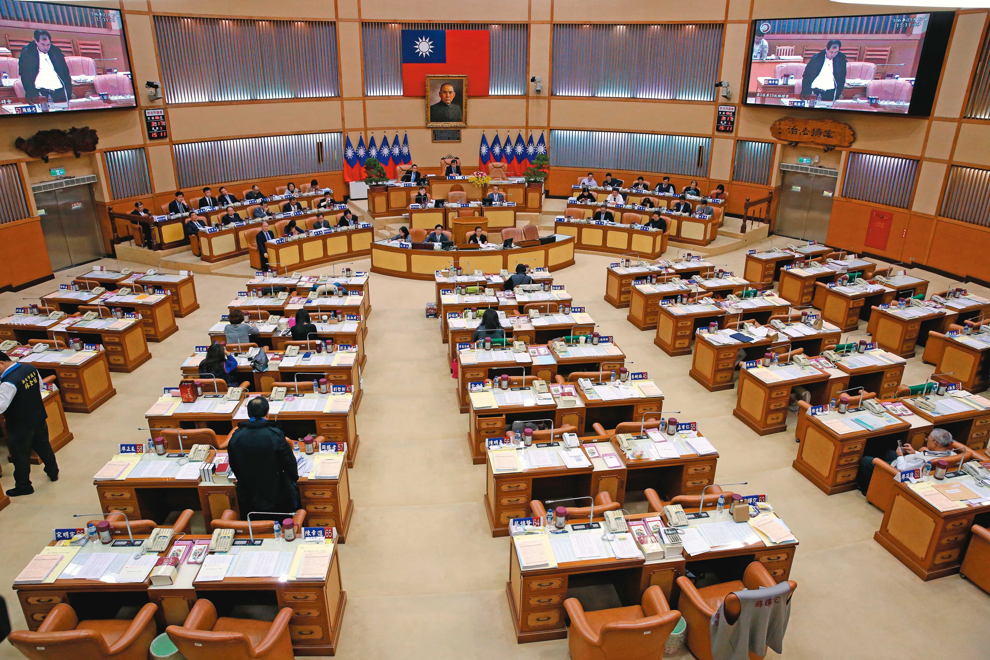 新北市議會共66位議員，傳聞遭市府列黑名單的議員不分藍綠。