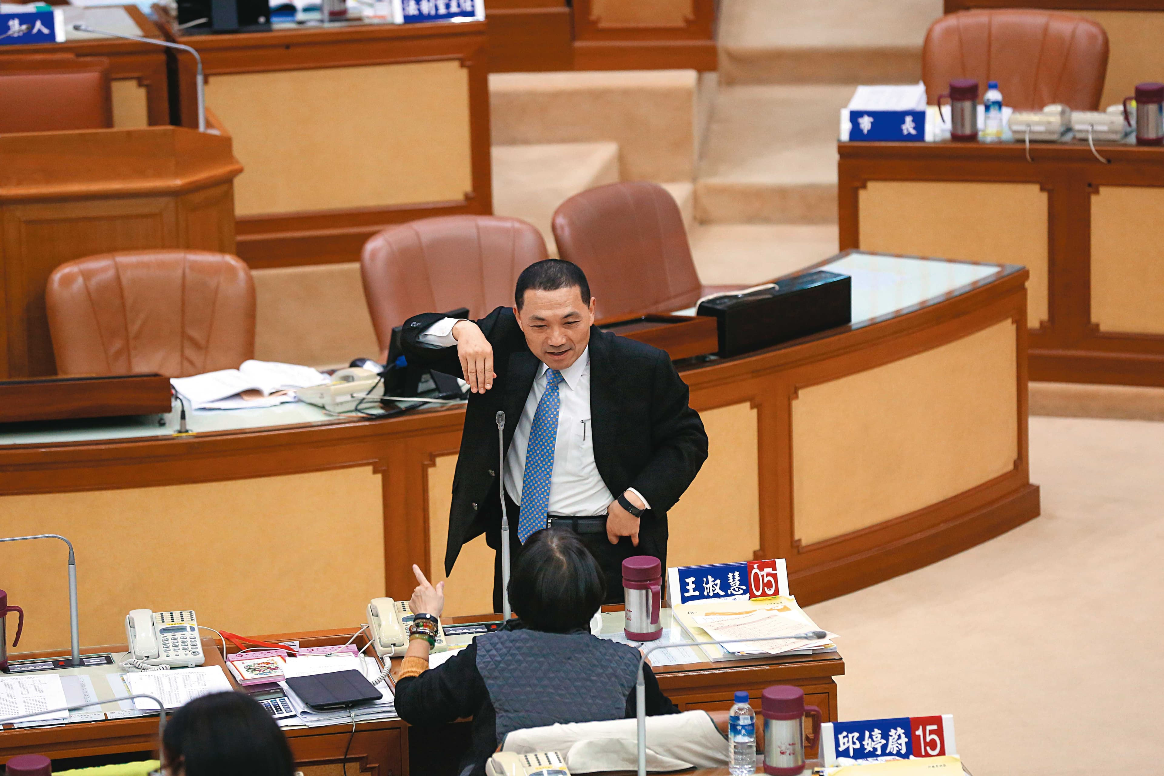 傳出不分藍綠，都有議員被新北市府列入黑名單，圖為新北市長侯友宜與議員在議會互動。