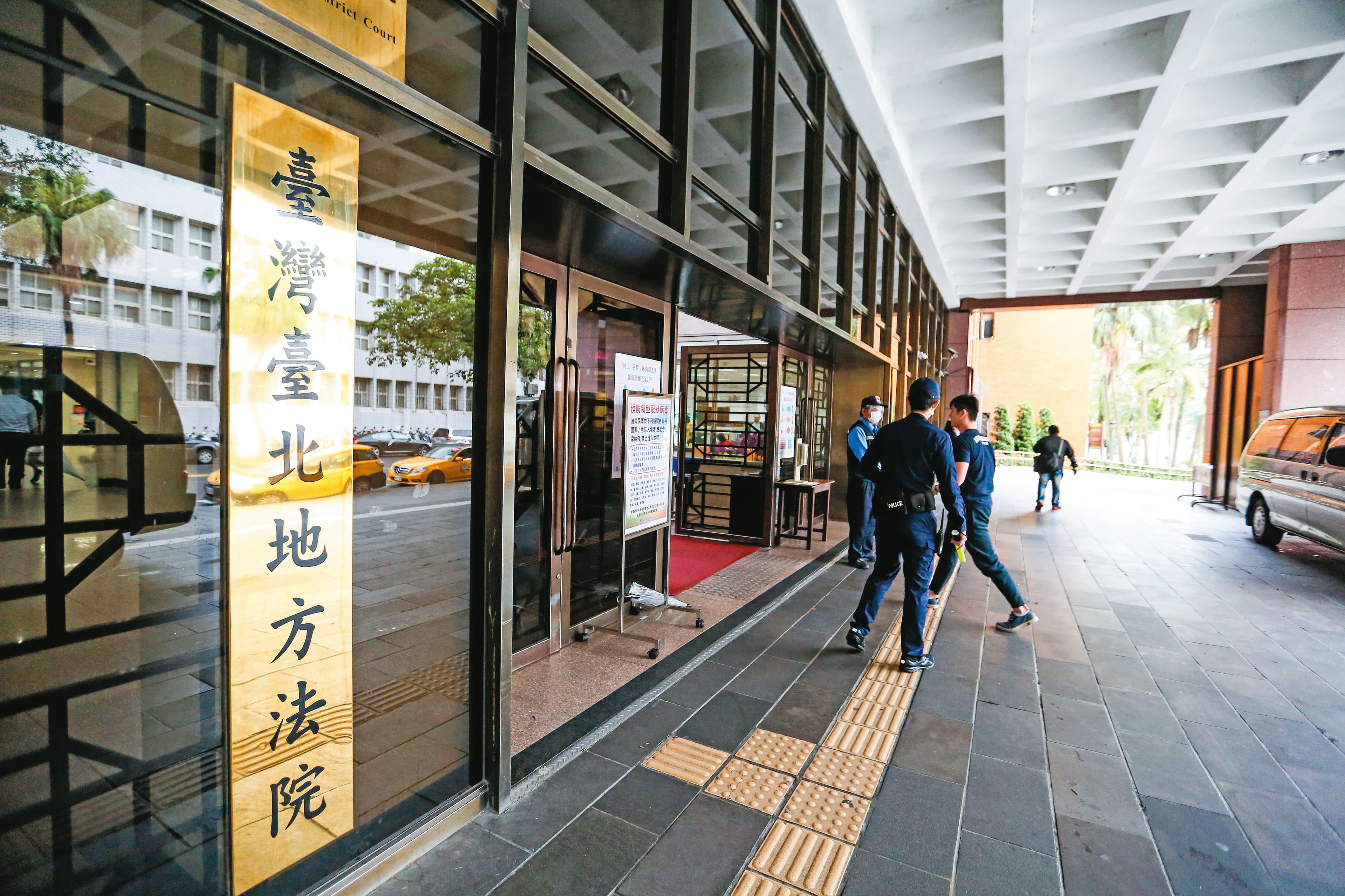 台北地院民事庭裁定由專家接管張榮發基金會，黑道恐嚇長榮高層案則由刑事庭審理中。
