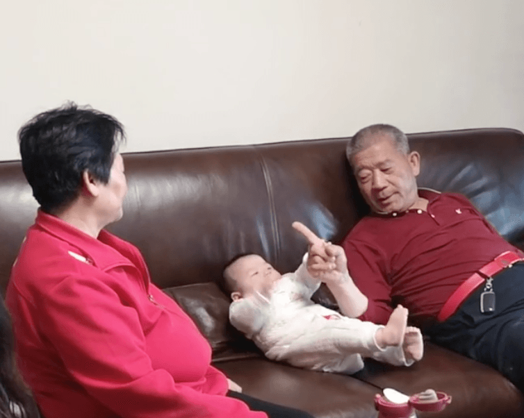 田新菊（左）和黃維平（右）對小生命的到來表示雖然疲累，但非常幸福。（翻攝自《新京報我們》秒拍視頻）