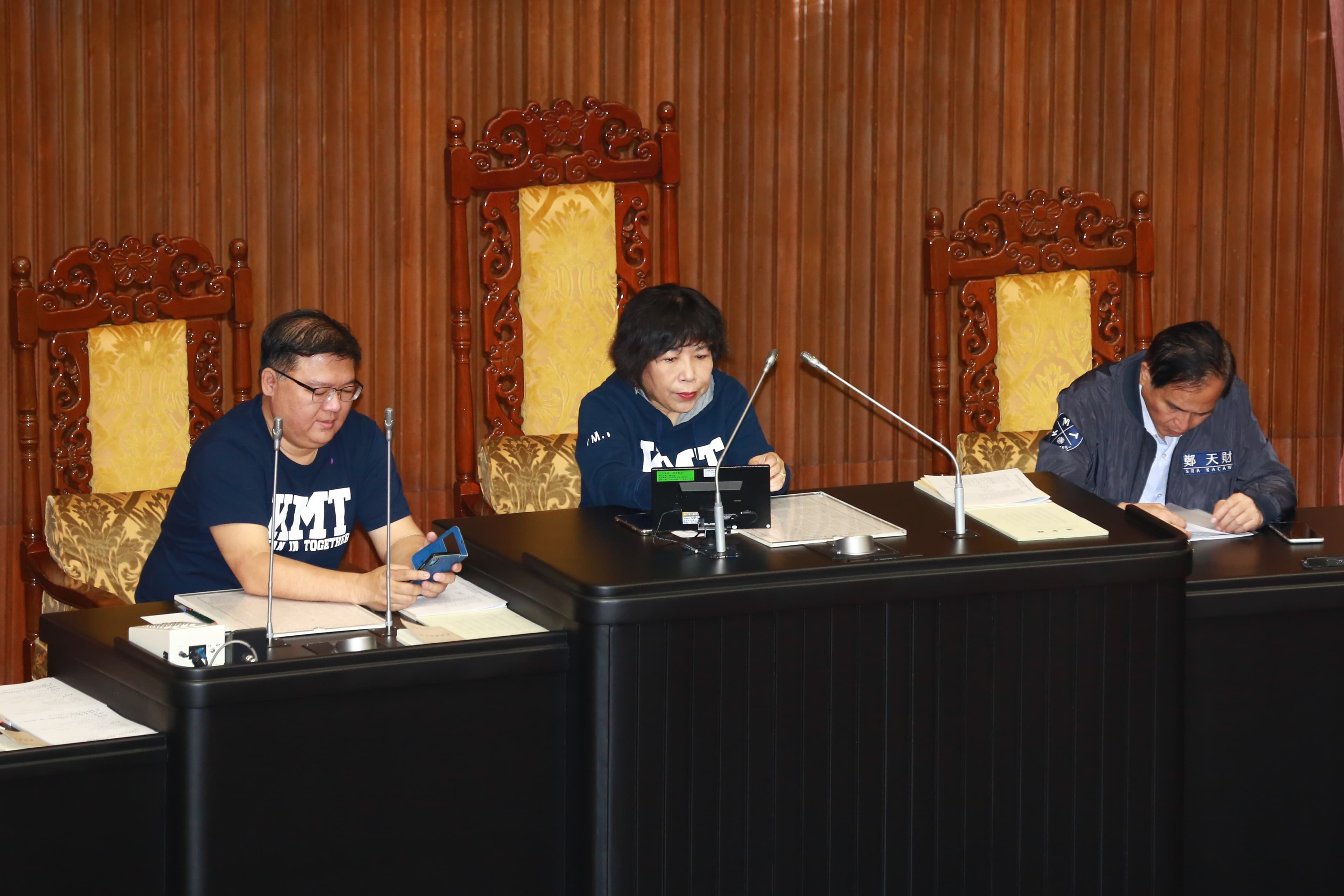 國民黨立委葉毓蘭、鄭天財等人占領議場主席台。