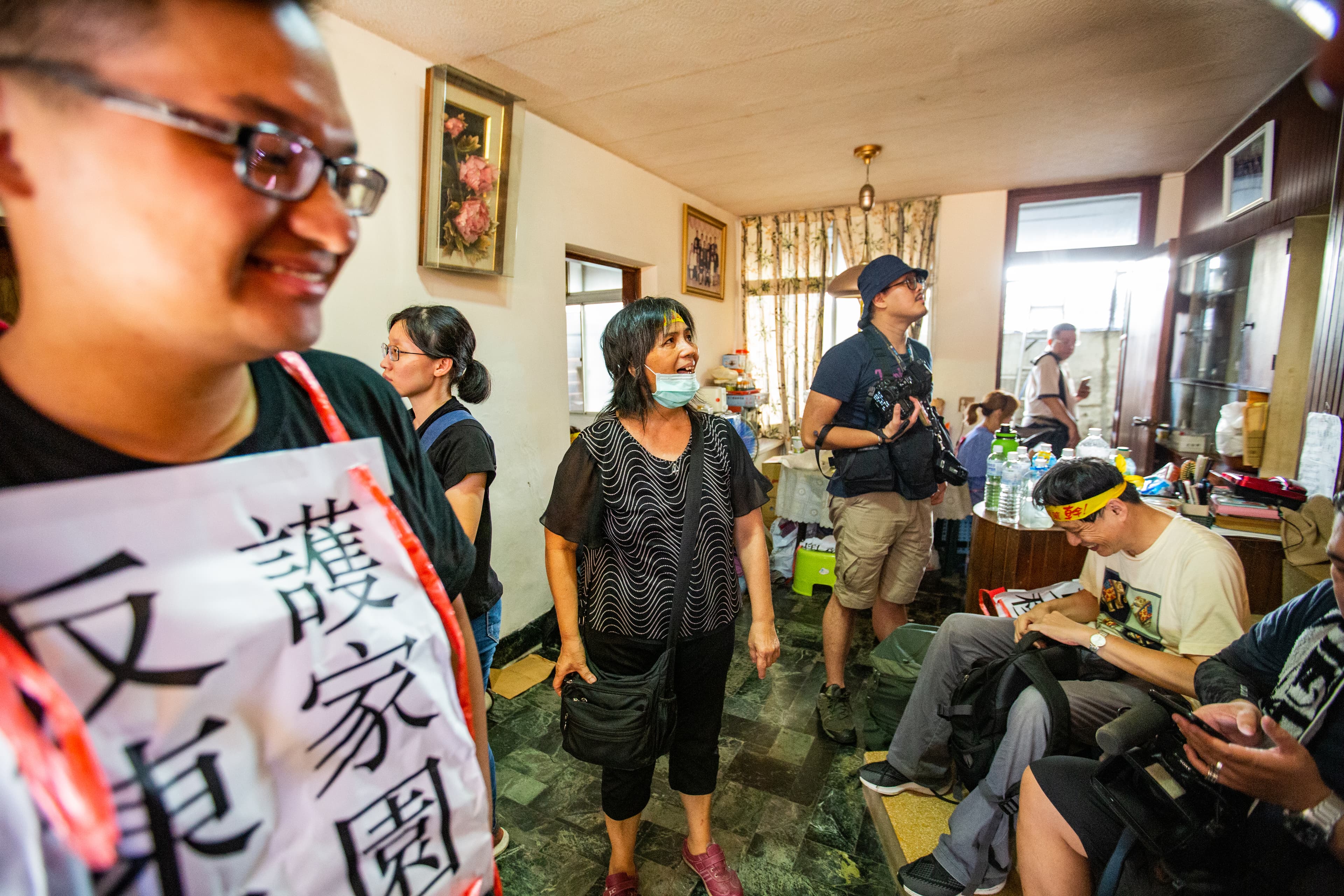 黃春香（中）希望保留原梯，讓非拆除範圍內的住戶可以繼續居住。（本刊資料照）