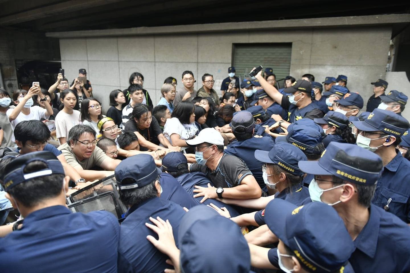 13日上午鐵道局突襲開拆，警方和現場聲援者發生推擠衝突。（翻攝自黃春香臉書）