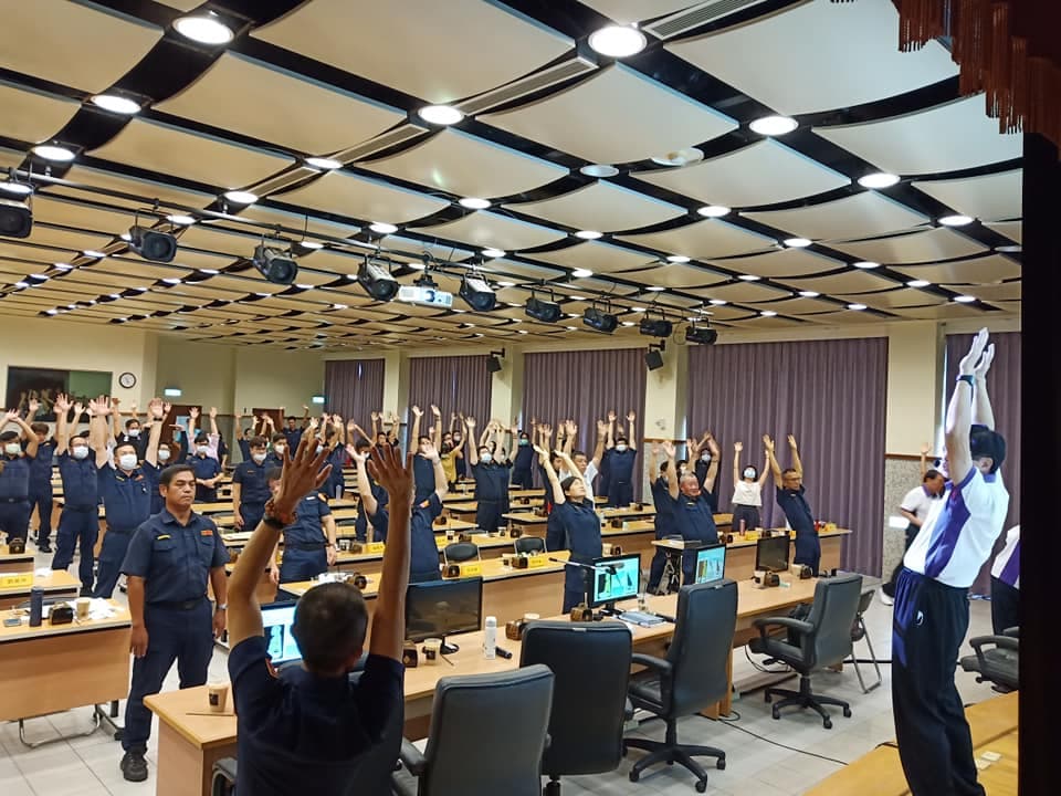 苓雅分局表示，因為日前有派出所長心肌梗塞，所以邀請氣功老師於聯合勤教後教導同仁養生之法，過程並未傳教。（翻攝自修真養炁禪功氣功臉書）