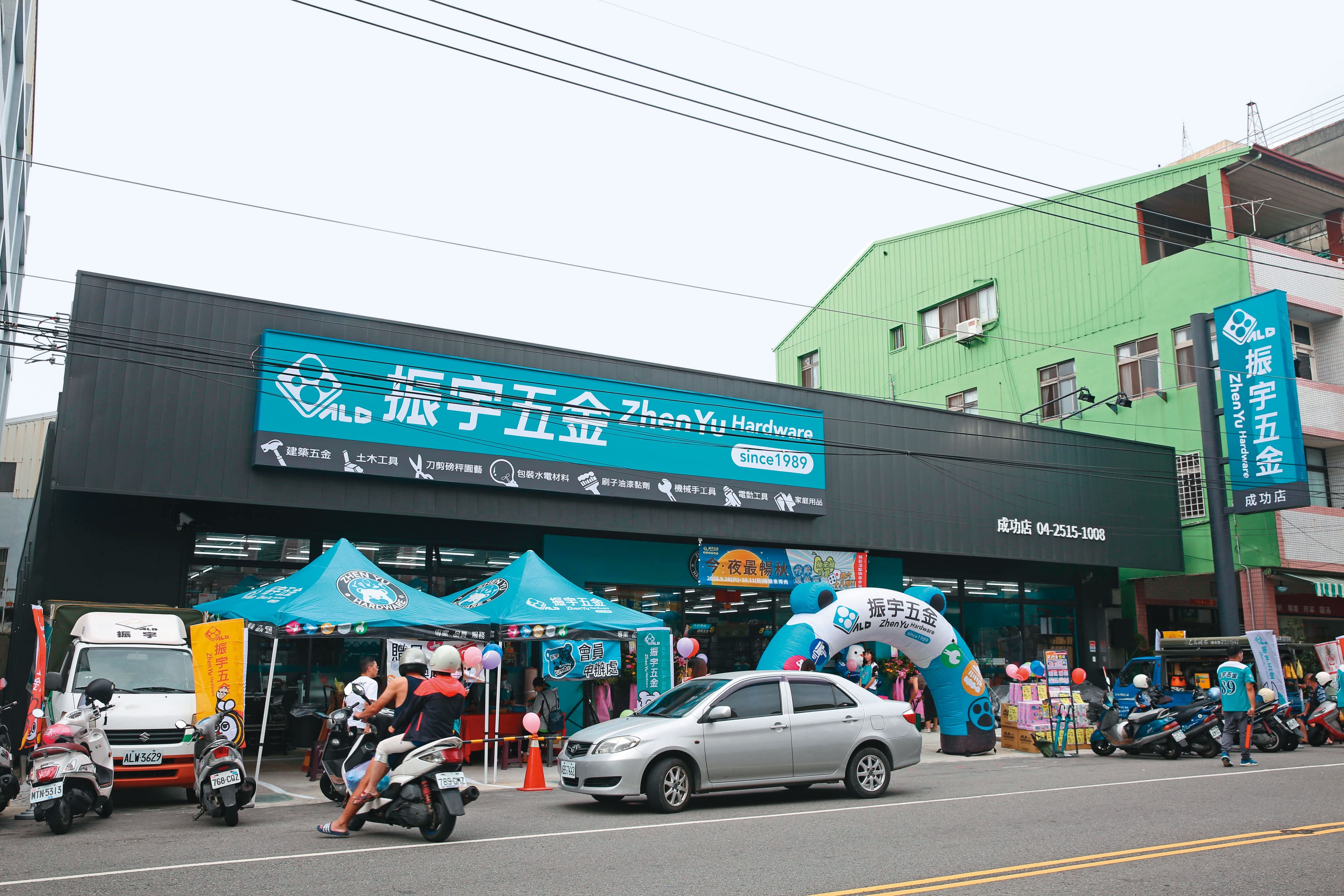 振宇五金店面至少150坪起跳，會參考當地人車流，鎖定發展中的鄉鎮作為優先拓點考量。