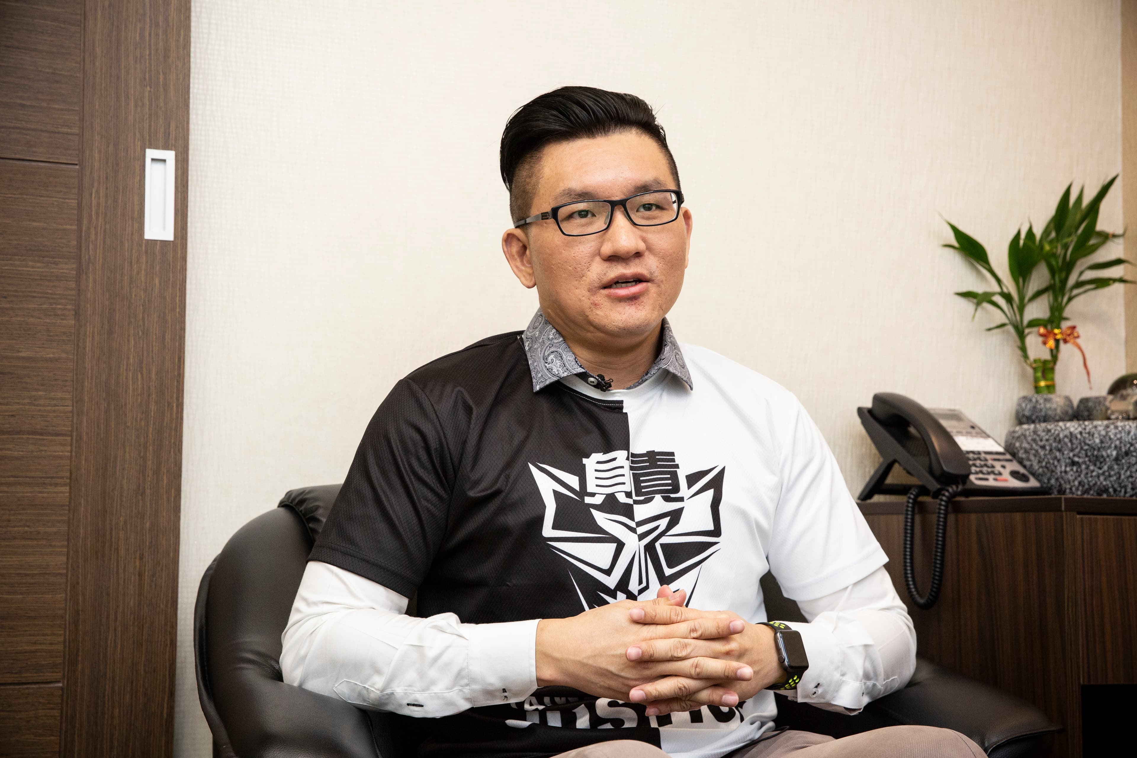 前台北市議員童仲彥前妻李秀環曾被拍到與「小王」同車，直奔探索汽車旅館永和店，但李秀環則大力反駁外遇，還大爆被童仲彥家暴，在政壇上轟動一時。