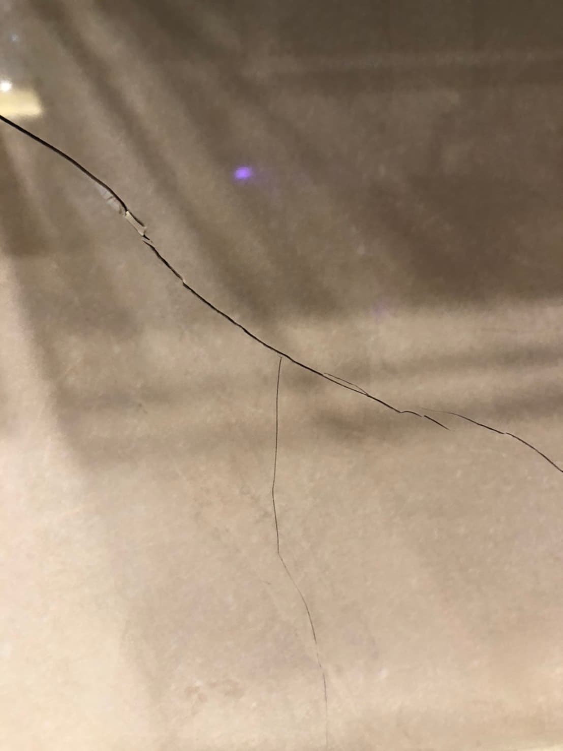 張女家裡鋪的進口大理石出現常常裂痕。