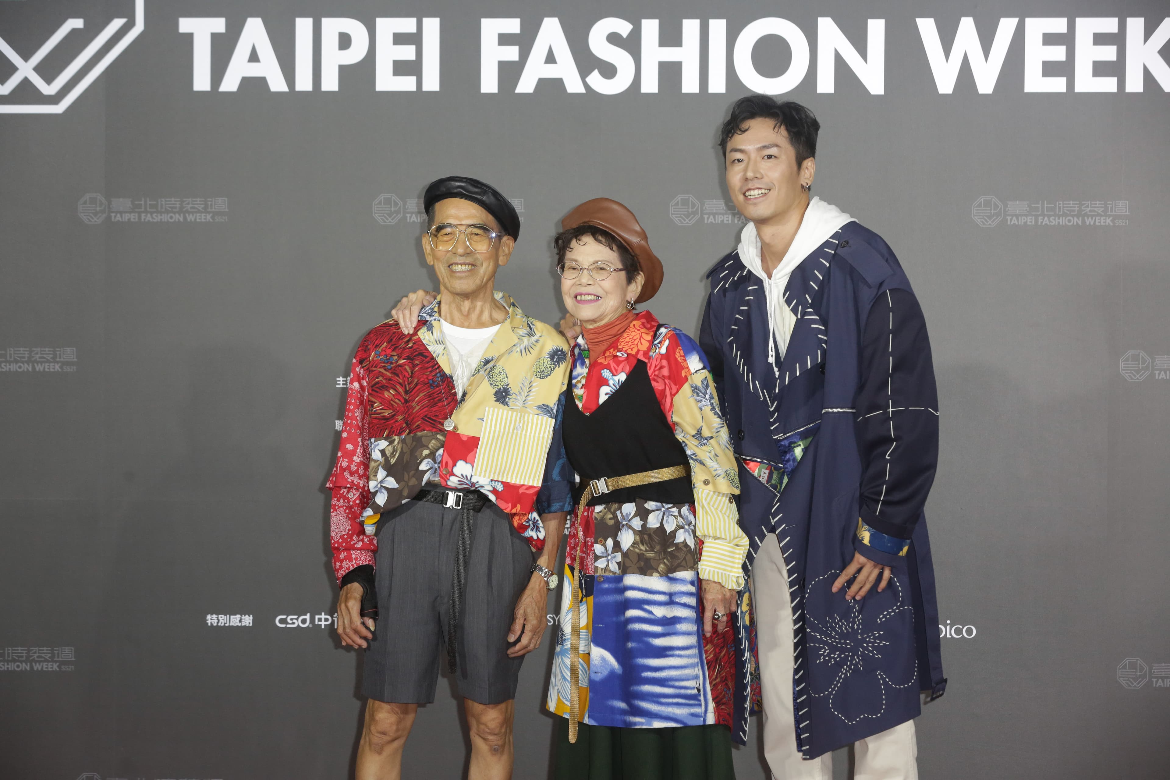 「萬秀洗衣店」的萬吉阿公（左）、秀娥阿嬤（中）和孫子張瑞夫登上2020台北時裝週。