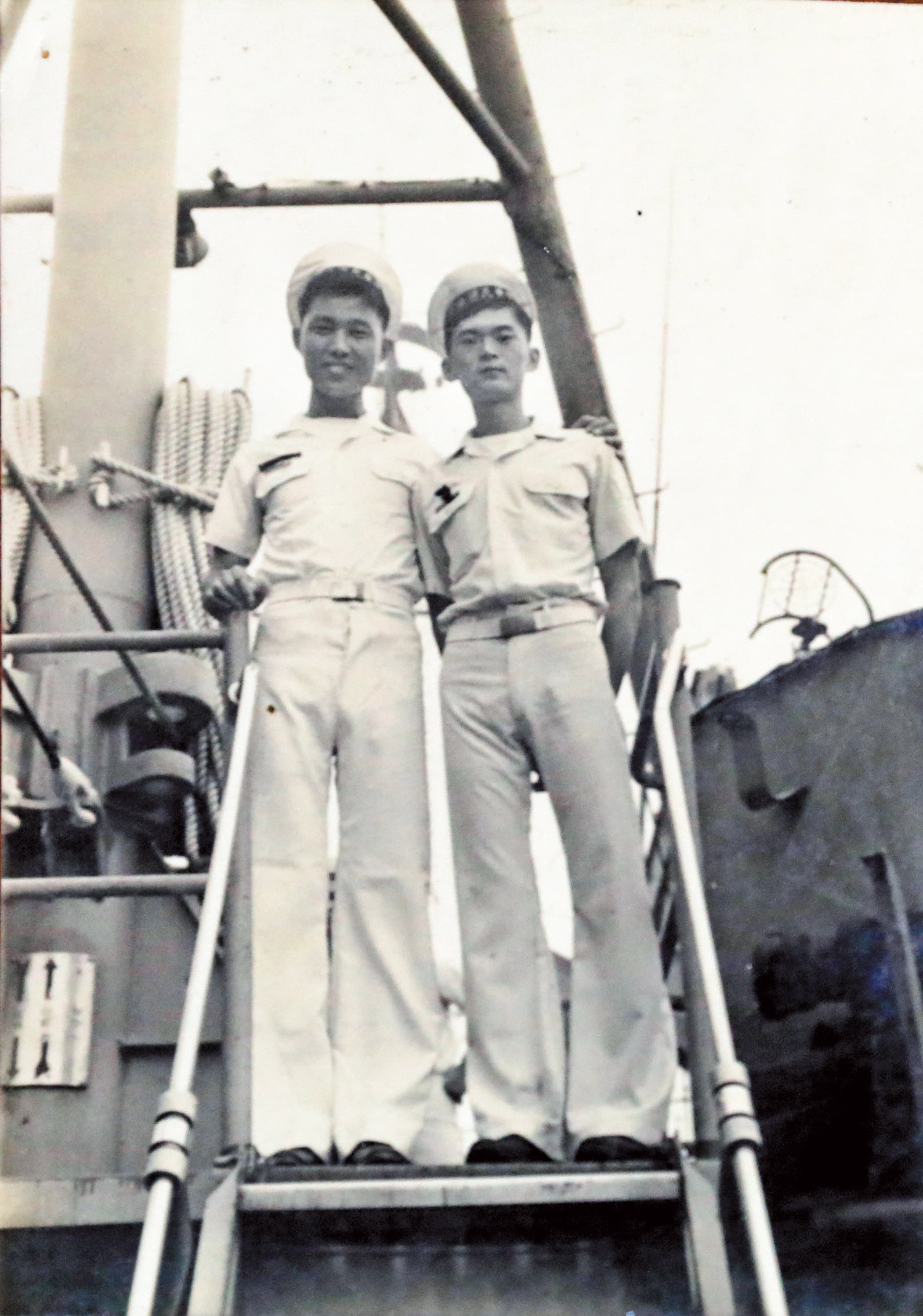 鮑啟宇（左）在1970年代於海軍服役時與同袍合影。（鮑啟宇家人提供）
