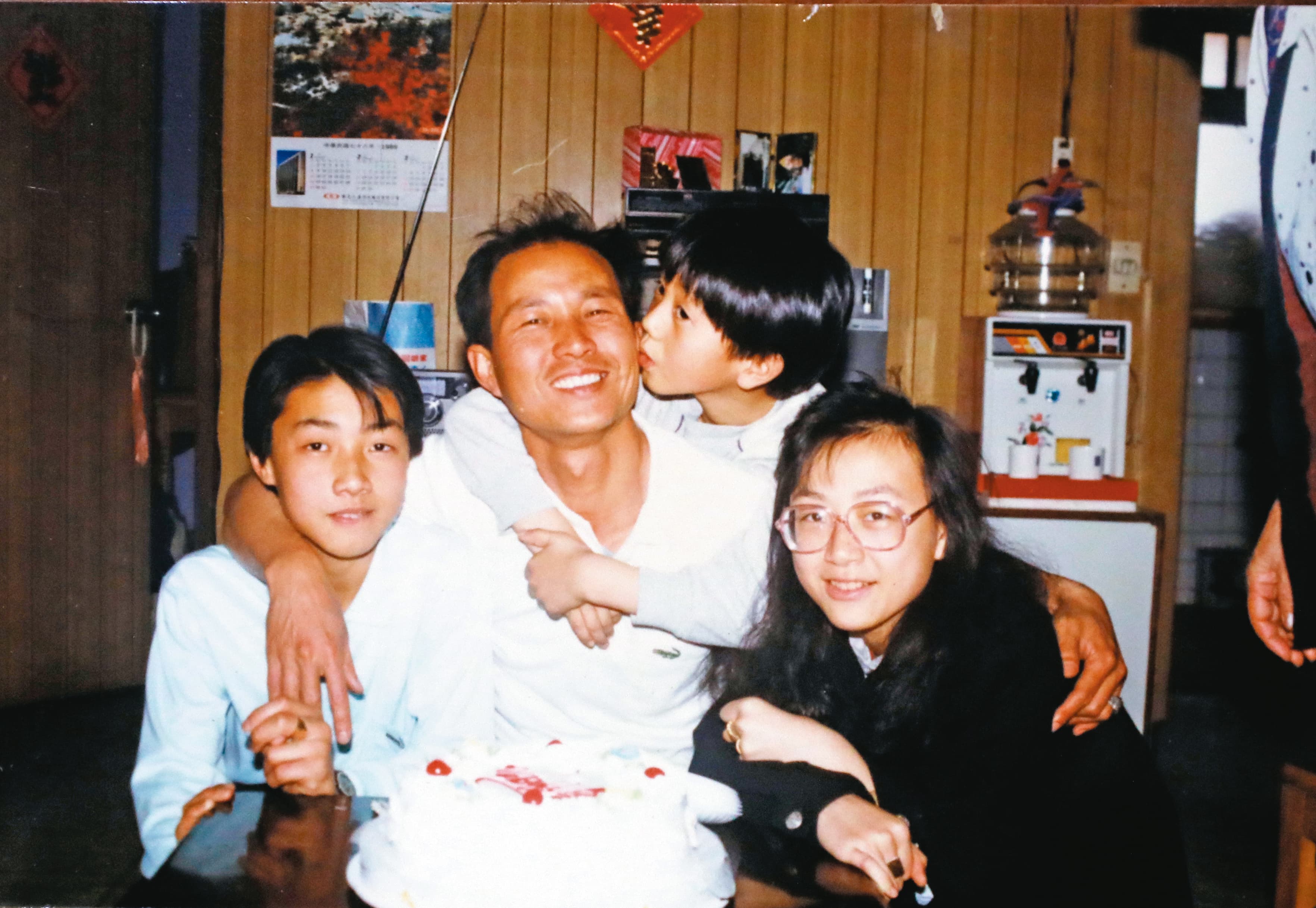 鮑啟宇（左2）有3個子女，他因為跑船長年不在家，但總是帶很多海上故事回家。（鮑啟宇家人提供）
