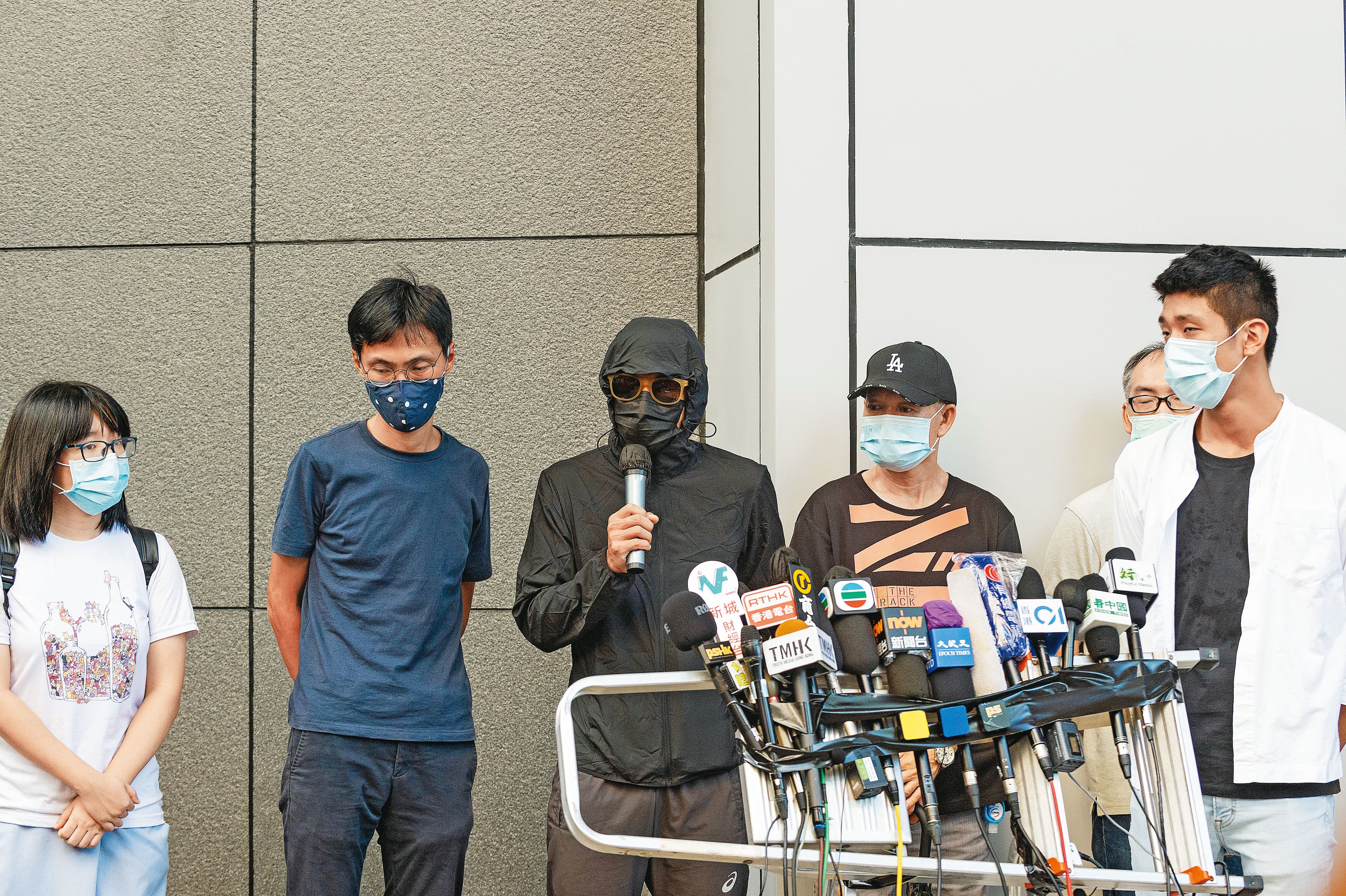為了迫使香港政府面對12名港人被「送中」，音訊全無的問題，家屬甚至前往香港警察總部「報案」。