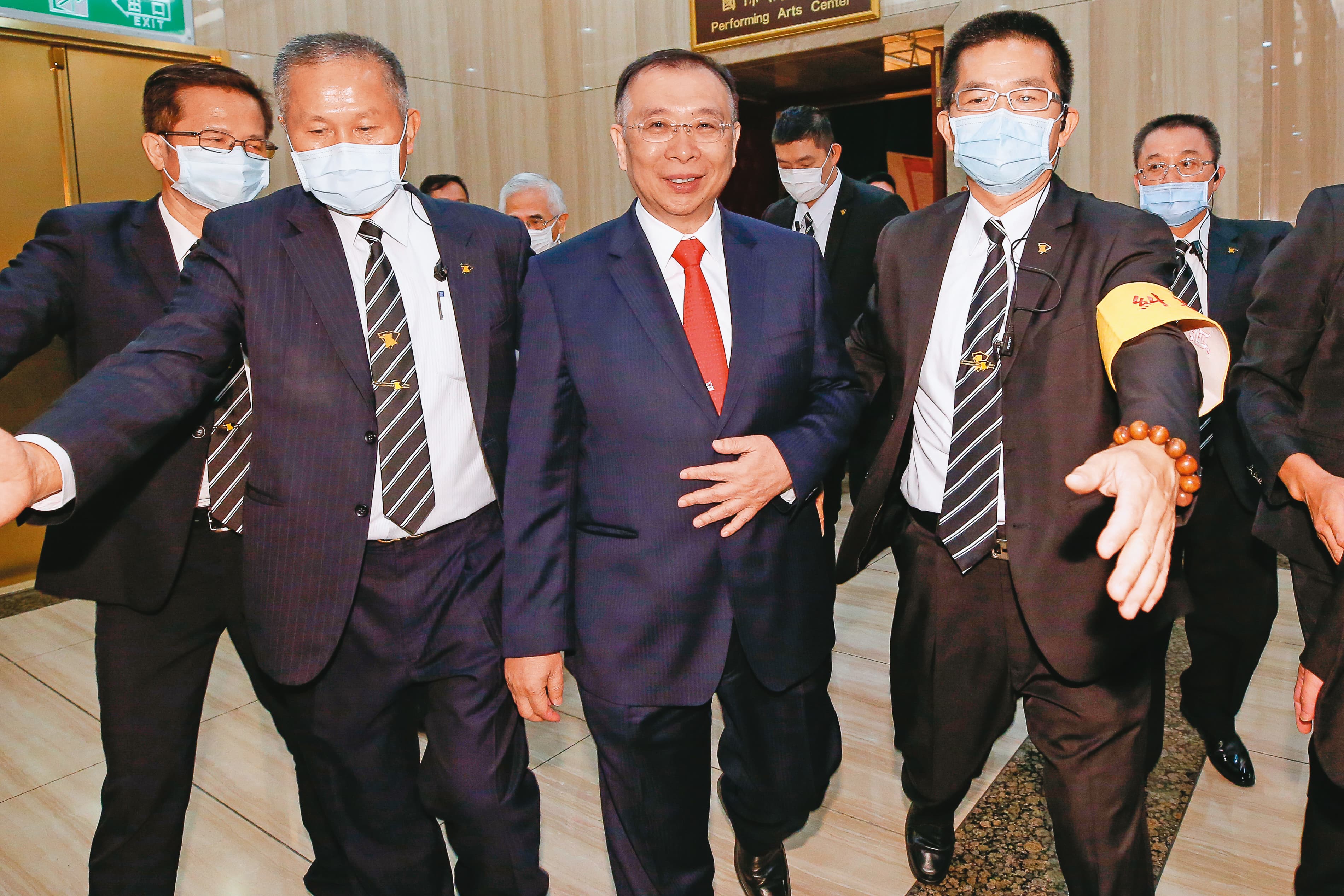 台鋼集團會長謝裕民（中）曾捲入桂宏鋼鐵掏空案官司纏身，負債數十億元，靠著併購翻身，陸續掌控光洋科、春雨、友訊等上市櫃公司，如今身價百億。