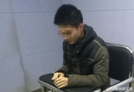 一名高中生以暱稱「愛蘿莉」偽裝中年男子，上網分享自己和「乾女兒」們的極樂日常，遭警方逮捕。（圖片翻攝自微博）