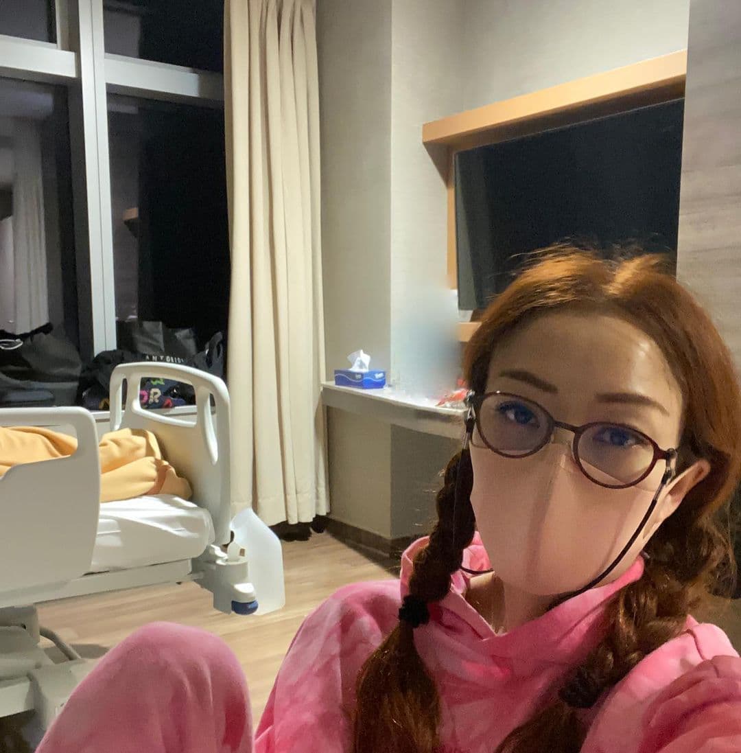 陪病的鄭秀文隨便紮了2條辮子，因為照顧病人很辛苦因此滿臉的疲憊。（翻攝自鄭秀文臉書）