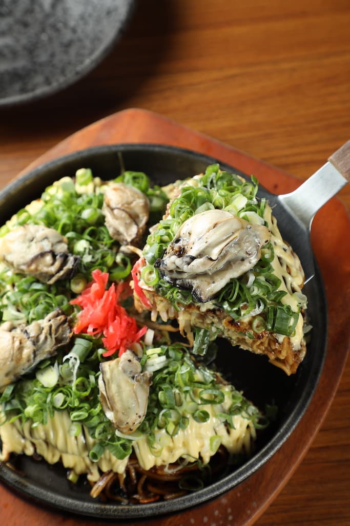 「廣島燒韭菜牡蠣燒」吃得到肥厚牡蠣、麵條、高麗菜及豆芽。（380元／份）