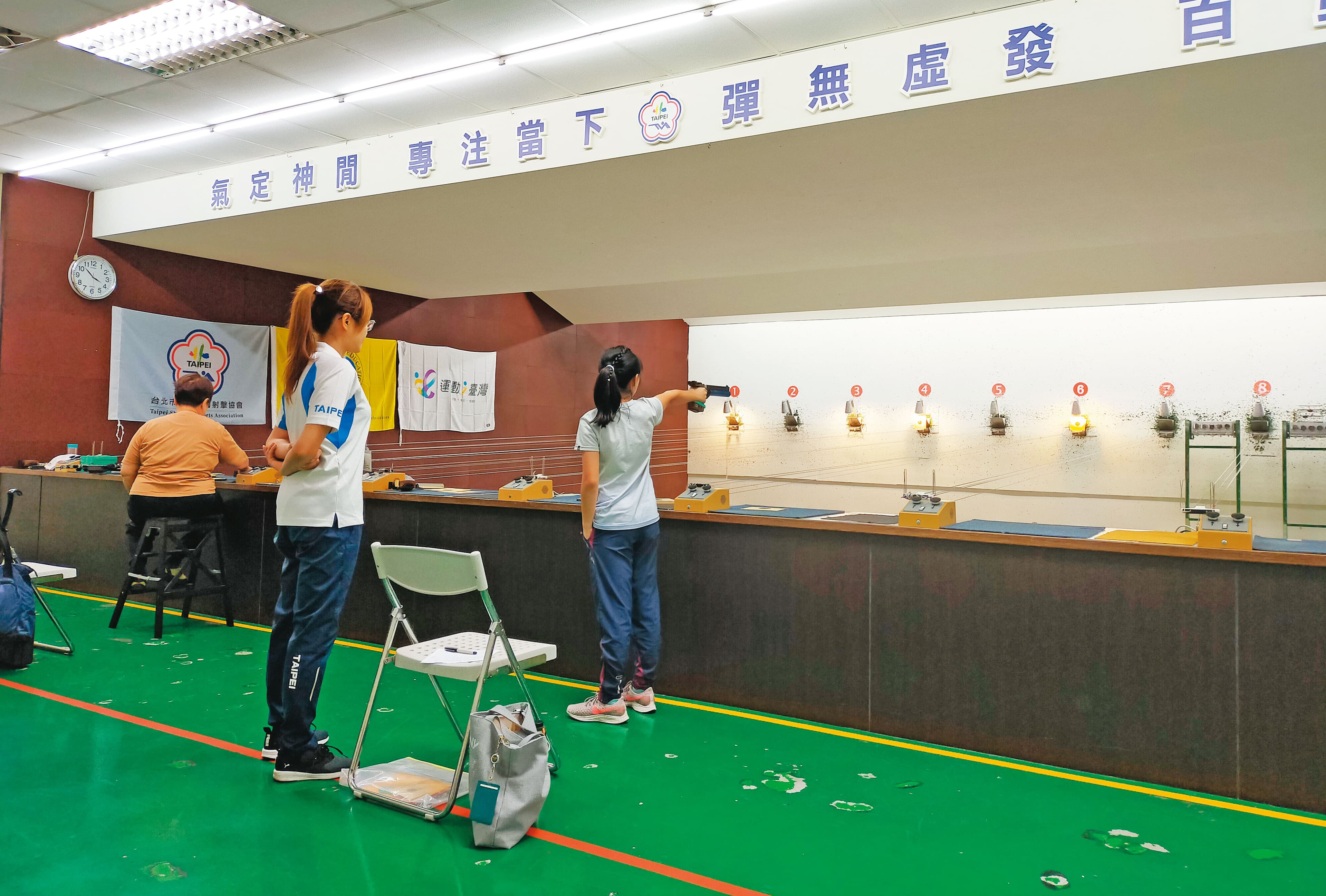 中央體育署核准改善文山運動中心的射擊場地，但李再立卻不願配合，還奚落北市選手的射擊成績。