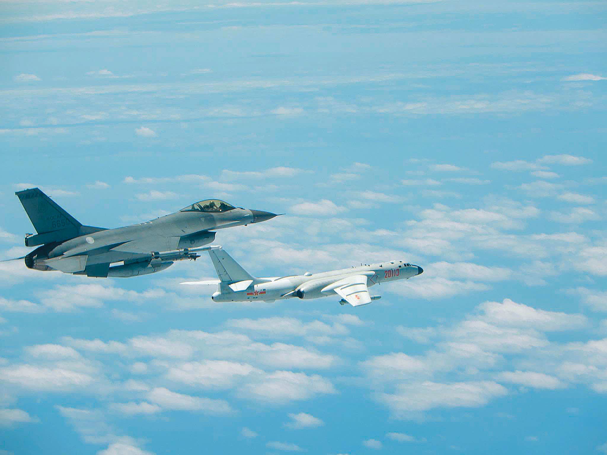 不少空軍飛行員轉任民航機師後跳槽中國，由於共機近來頻頻擾台，若未立法規範轉任條款，恐成國安隱憂。（空軍司令部提供）
