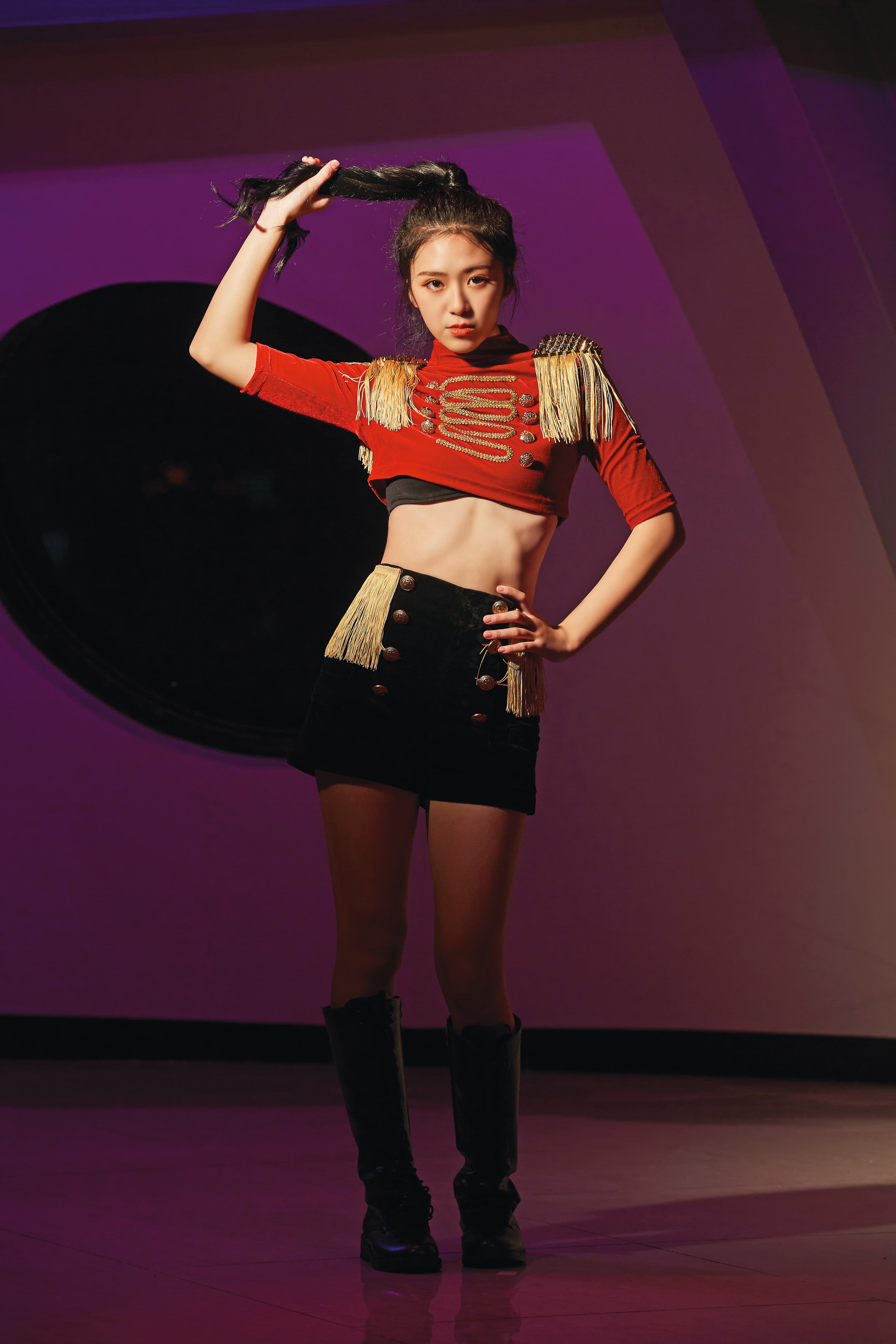 隊長Nicole（19歲），164公分／48公斤，雙子座，專長：跳舞。