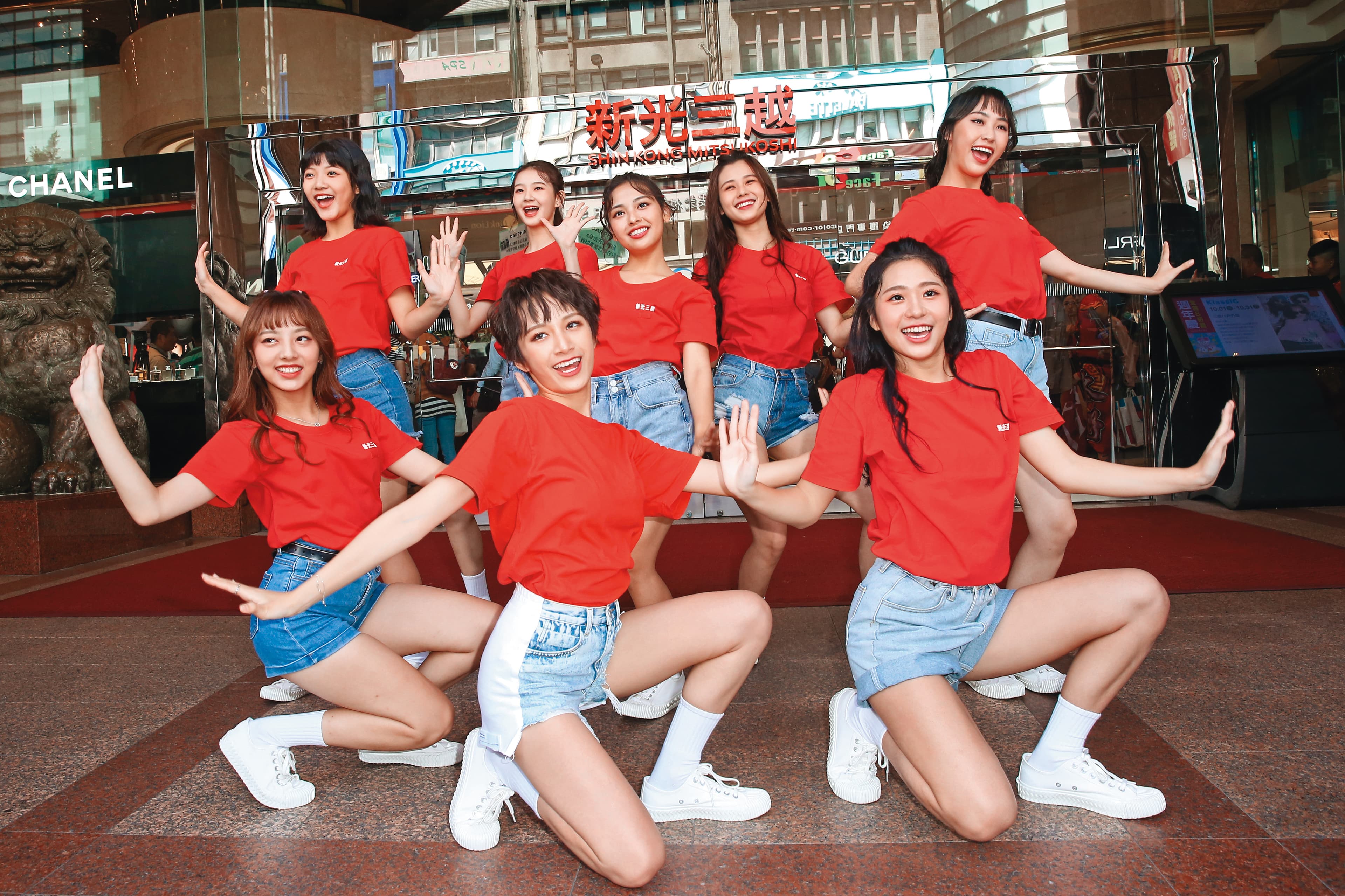 雖然尚未正式出道，但PINK FUN上月已經有活動演出。後排左起為陳思綾、羅珮含、心平、容容與彭聖恩，前排左起為巧瑜、以芯與Nicole。