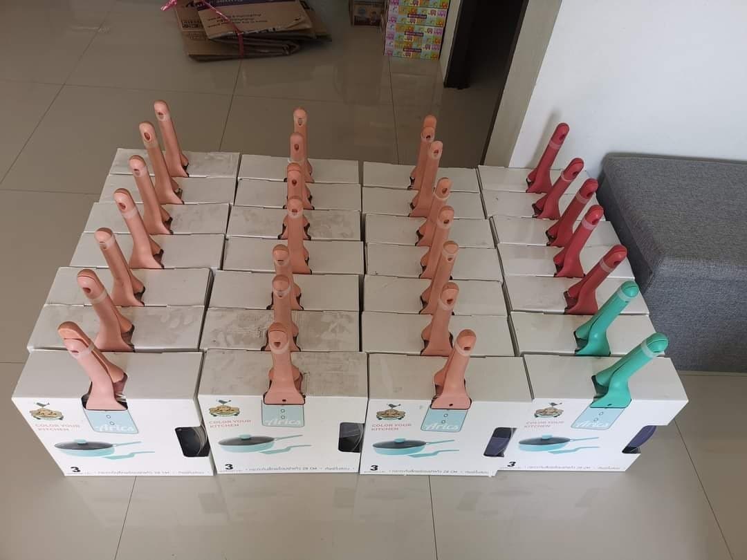 鍋具的手把因為角度問題，被網友認為是情趣用品。（翻攝自爆廢1公社）