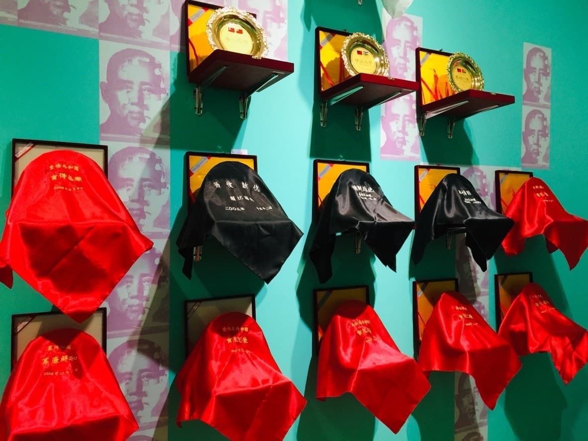 日前在北美館展出梅丁衍的作品《哀敦砥悌》，引起討論。（翻攝自台北市議員游淑慧臉書）