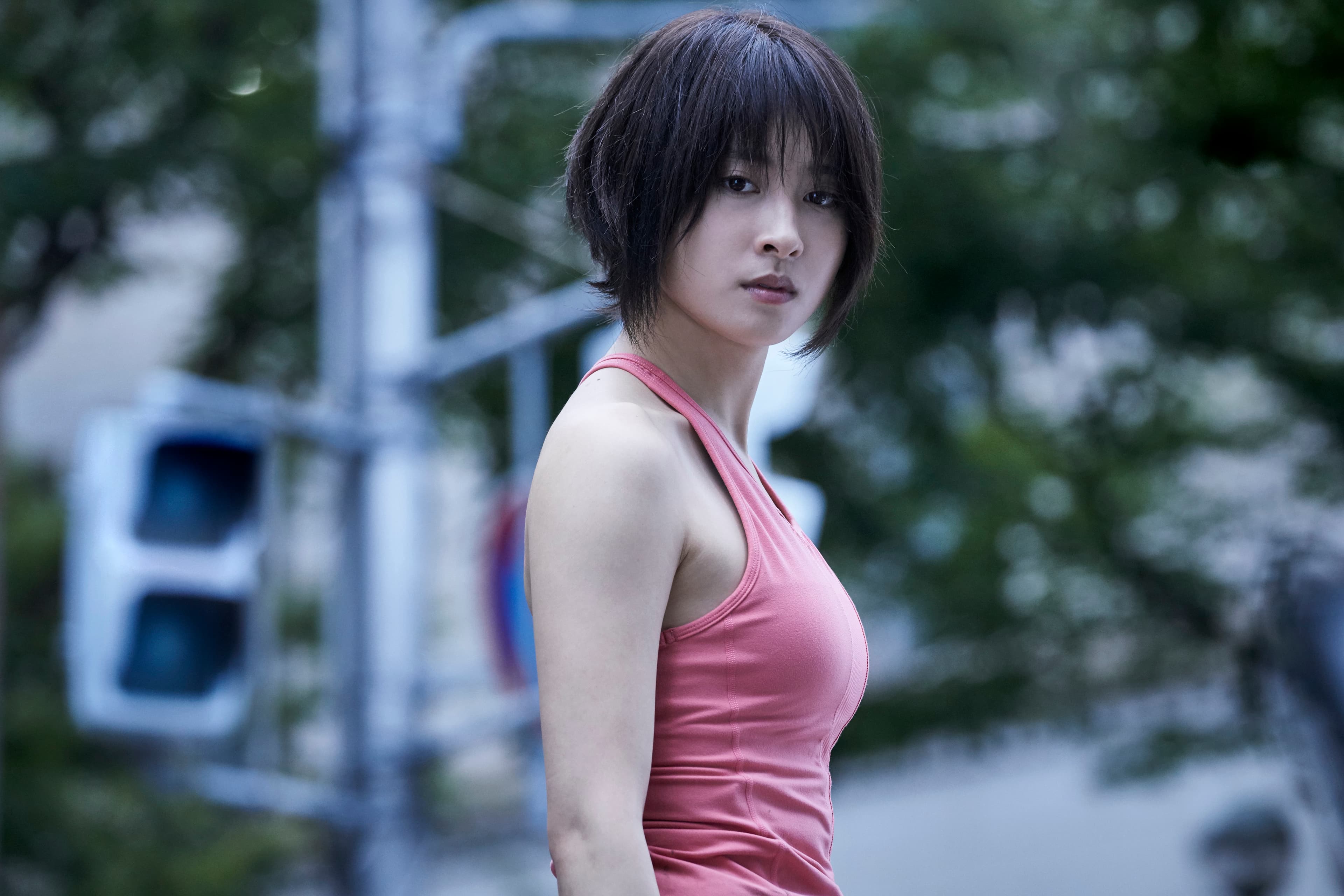 土屋太鳳飾演登山家宇佐木，與其他玩家在生存遊戲中結盟闖關。（Netflix提供）