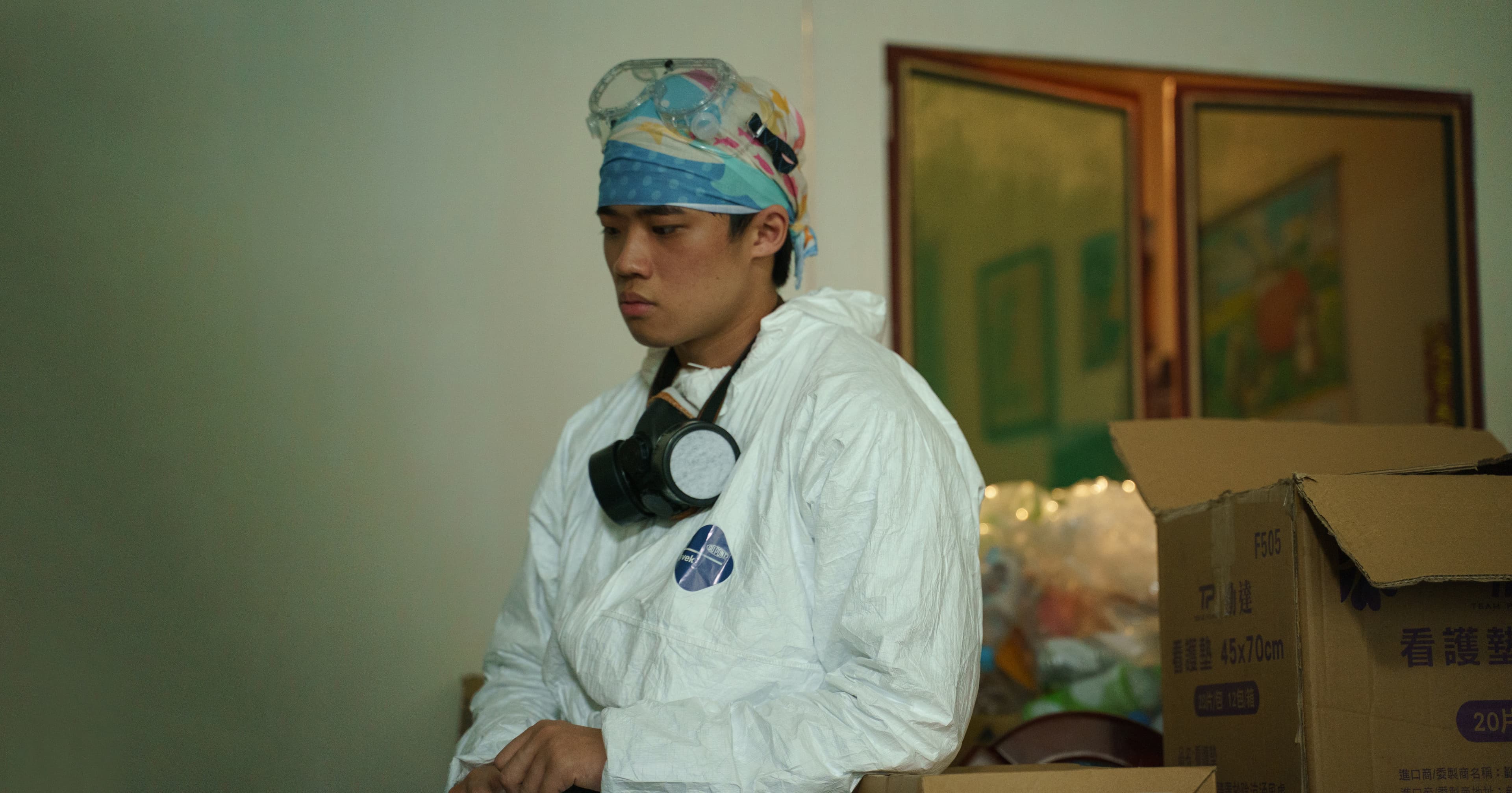 潘親御在《公視人生劇展－人生清理員》飾演清理死亡現場的打掃清潔員，還是個撫養女兒的單親爸爸。（果陀娛樂提供）