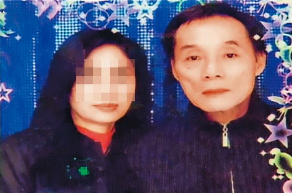 有賭場教父之稱的楊慶順（右）愛上小三（左），2人還曾拍下合照。（翻攝畫面）