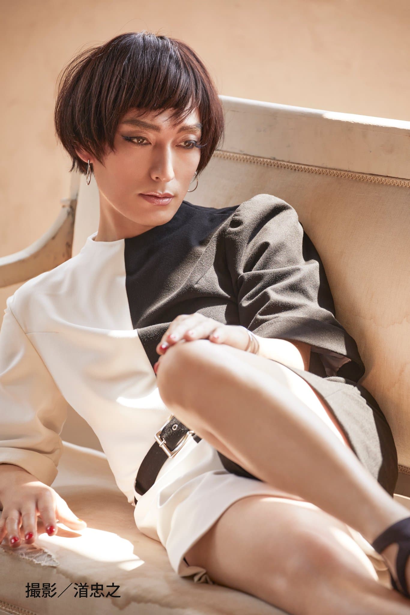 草彅剛以他所扮演的角色「凪沙」登上「週刊文春」的「原色美女圖鑑」單元。（翻攝午夜天鵝推特）