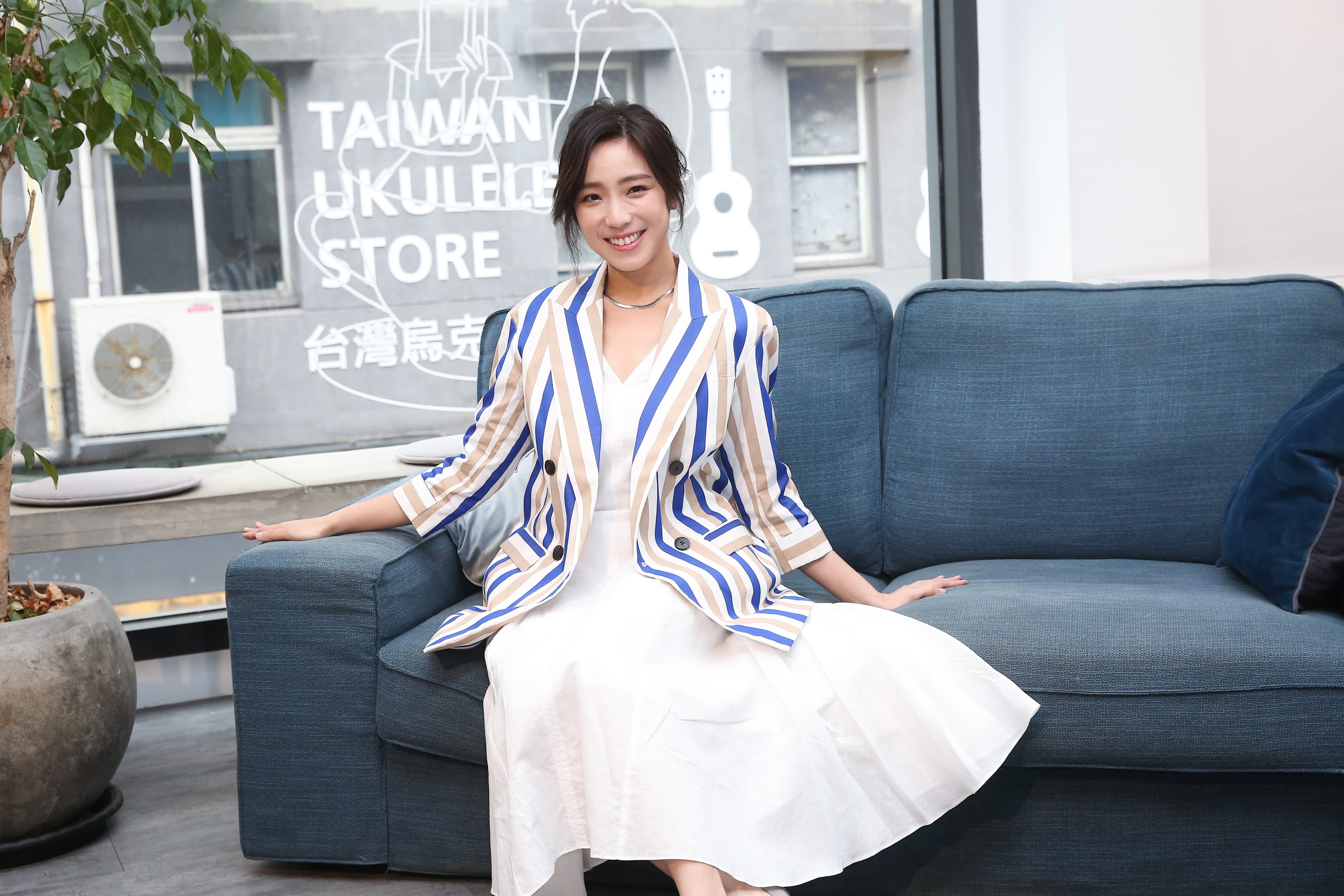 梁舒涵在記者會上打扮宛如溫柔小女人，在劇中卻飾演一個大喇喇的女漢子。
