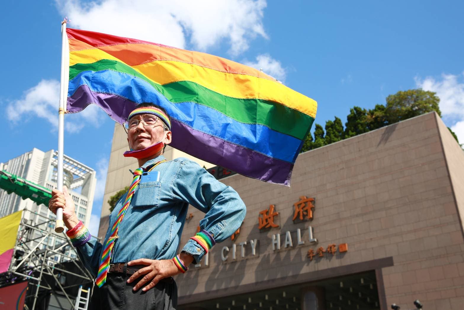 「台灣首位公開出櫃的男同志」祁家威今也沒缺席，在遊行現場高舉彩虹旗。
