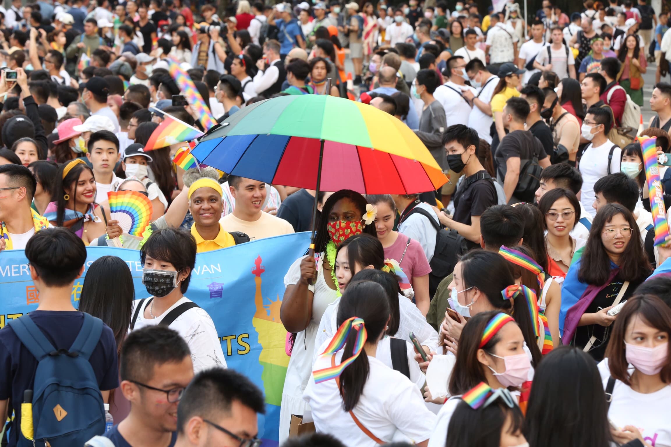 雖因疫情影響，許多觀光客無法來台，仍有不少常駐台灣的外國朋友前來給予支持。
