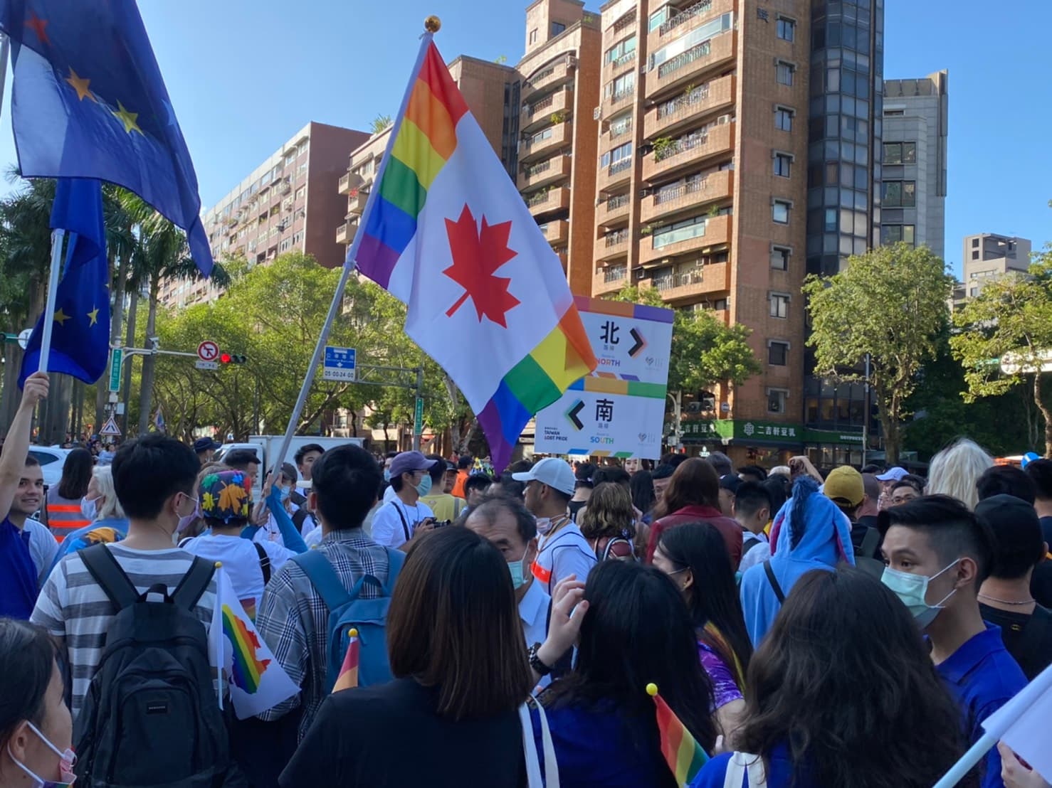 雖因疫情影響，許多觀光客無法來台，仍有不少外國朋友前來給予支持。