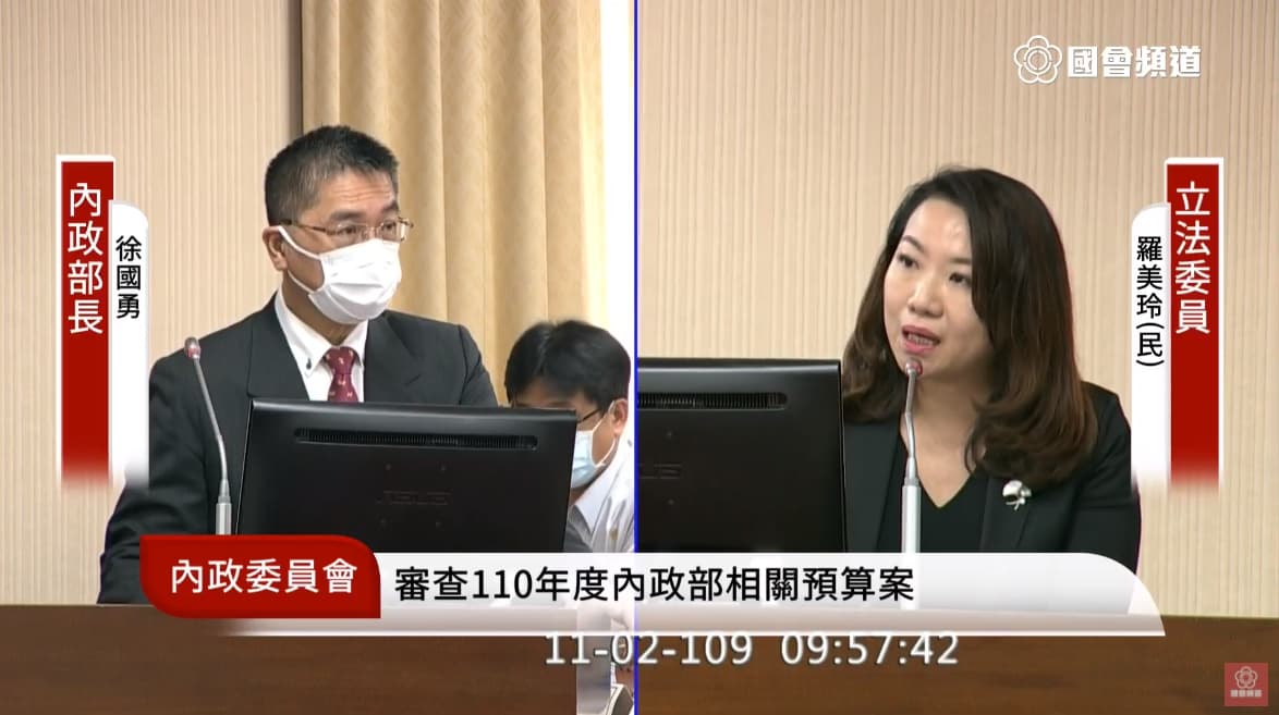 羅美玲（右）質詢時一度哽咽，要求內政部長補強校園安全，防止憾事再度重演。（翻攝自國會頻道YouTube）