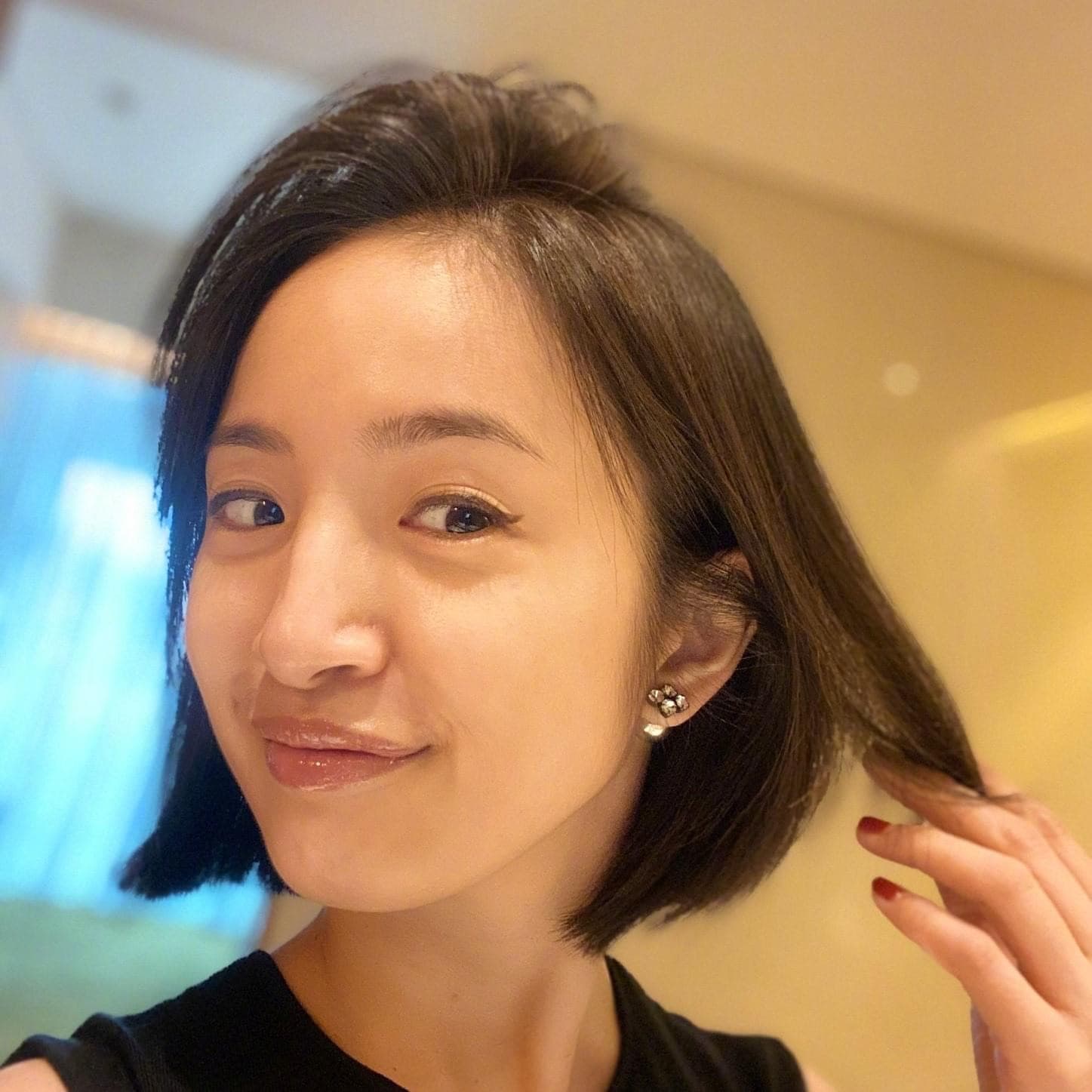 38歲的林依晨今年7月將她及腰的長髮，剪成耳下5公分學生頭超凍齡。（翻攝自林依晨臉書）