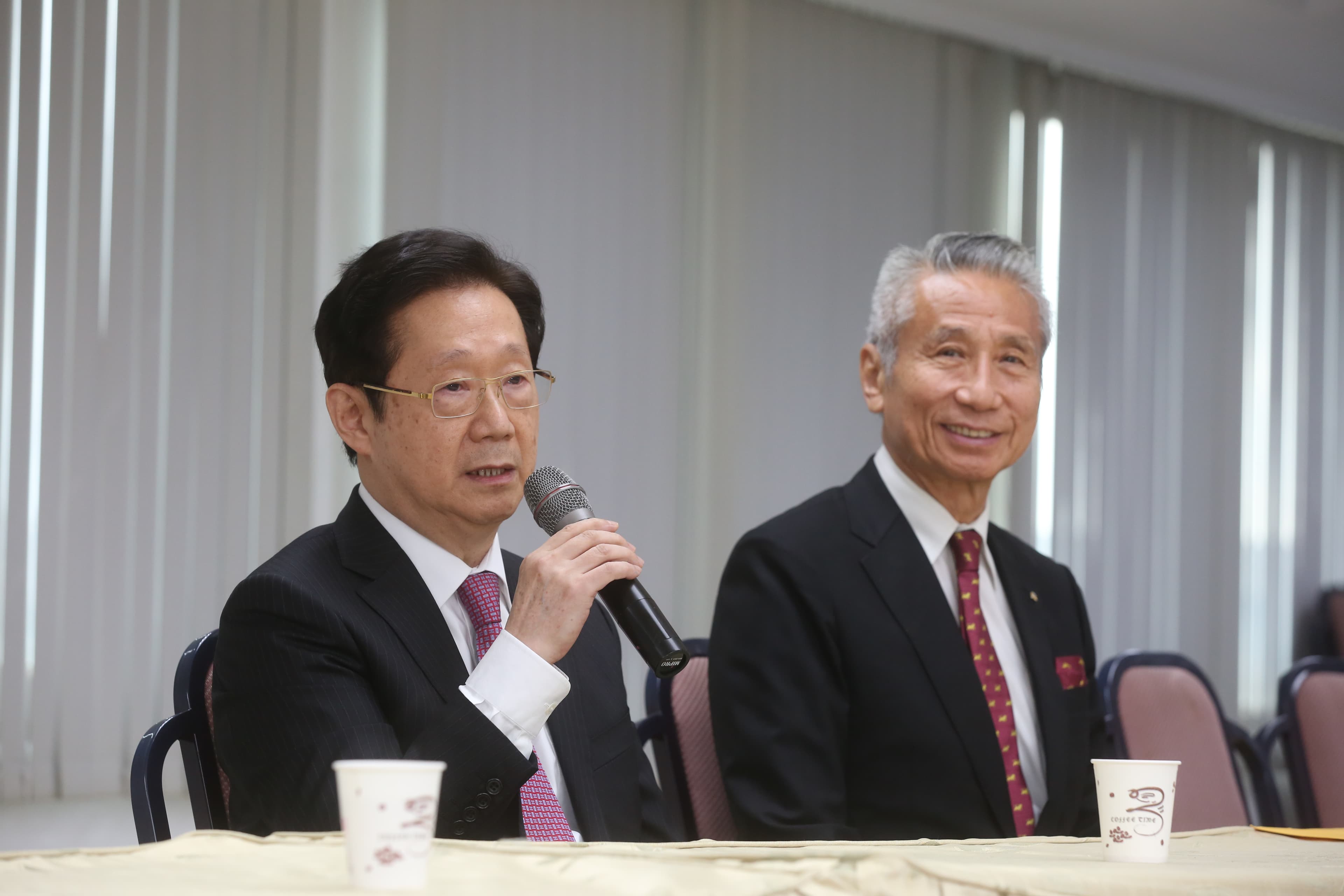 林文淵（左）在記者會上說，今日董事會已通過聘請林郭文艷擔任大同榮譽董事長一案。
