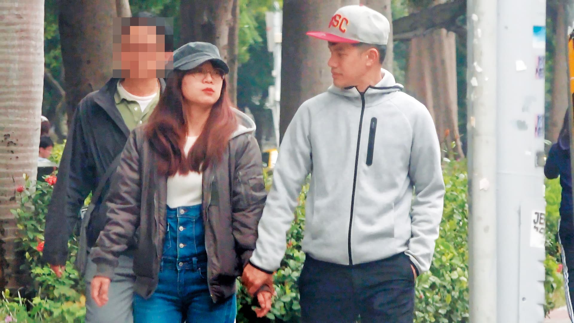 林穎孟（中）遭控安排前男友葉曜彰（右）掛名公費助理，涉嫌詐領補助款。