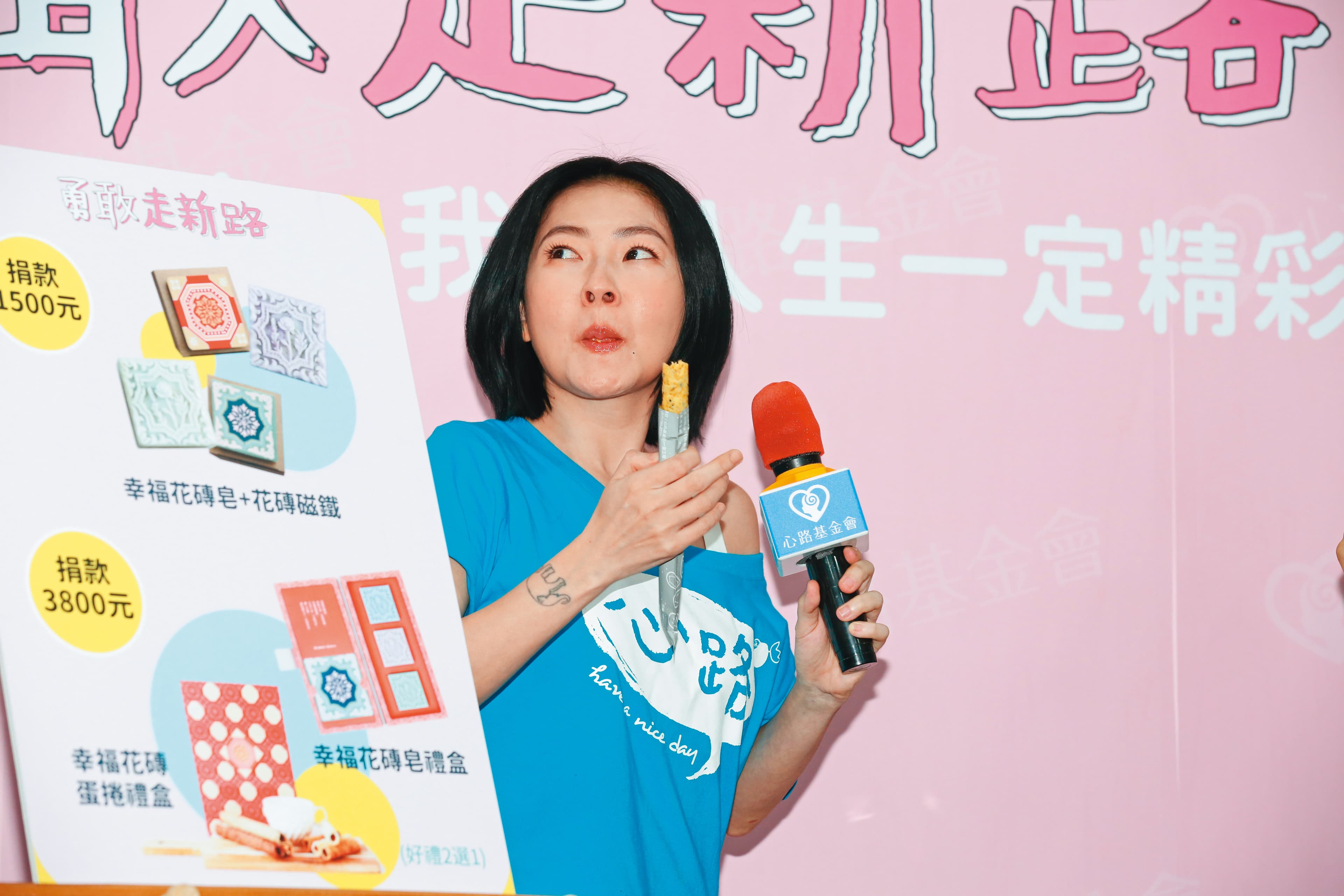 身為心路基金會愛心大使，小S（左）被出席小朋友與家長的故事所感動，甲你攬牢牢。
