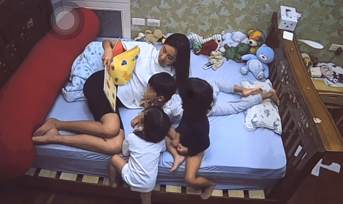 隋棠發火前躺在床上說故事給3個小孩聽，畫面相當溫馨。（翻攝自隋棠臉書）