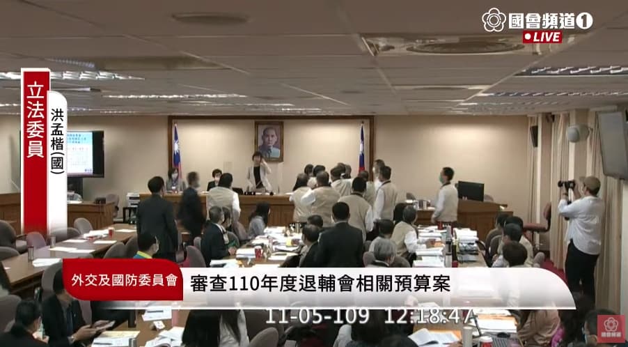 鄭天財不滿馮世寬答詢，雙方爆發肢體衝突。（翻攝自立法院直播）