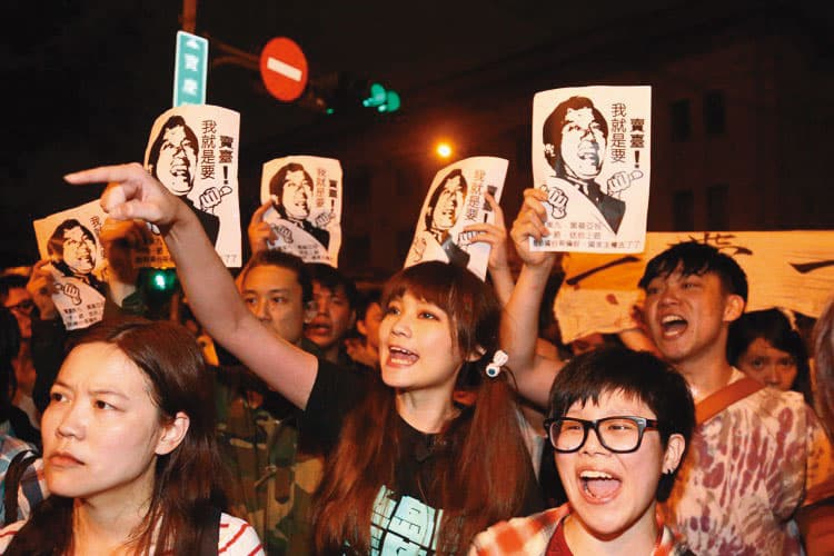 賴品妤憑著一股素樸的同理心，在反媒體壟斷到反服貿、太陽花學運直衝第一線，也曾因身綁鐵鍊阻擋前國台辦主任張志軍而遭起訴。（賴品妤辦公室提供）