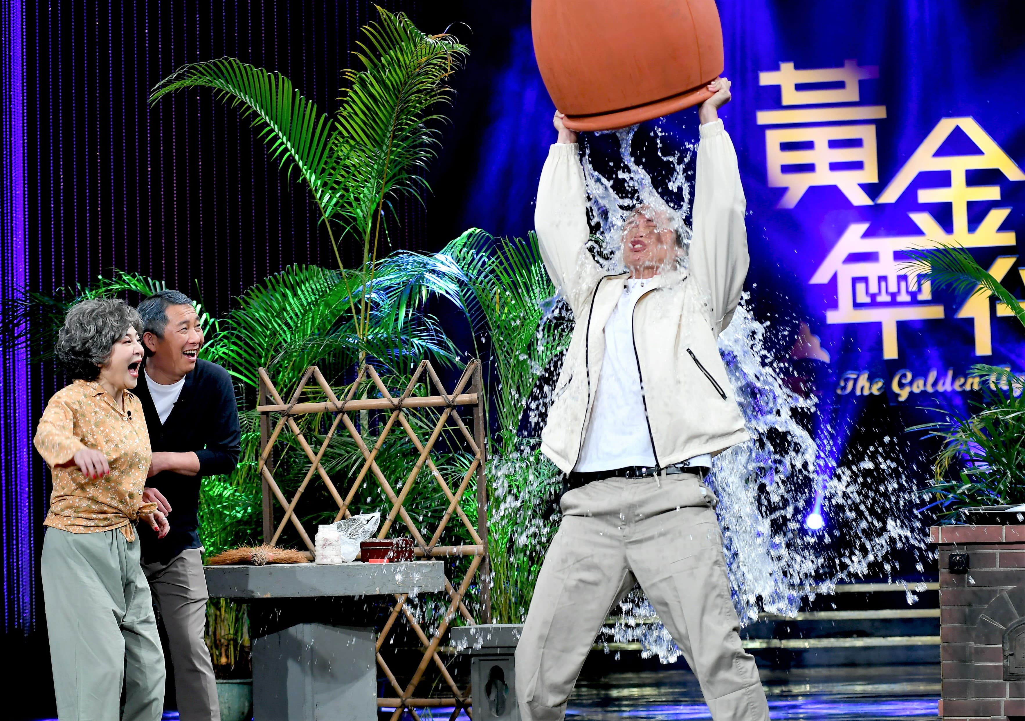 黃鐙輝（右）上《黃金年代》演出歌中劇，倒水淋身演出精彩。（華視提供）