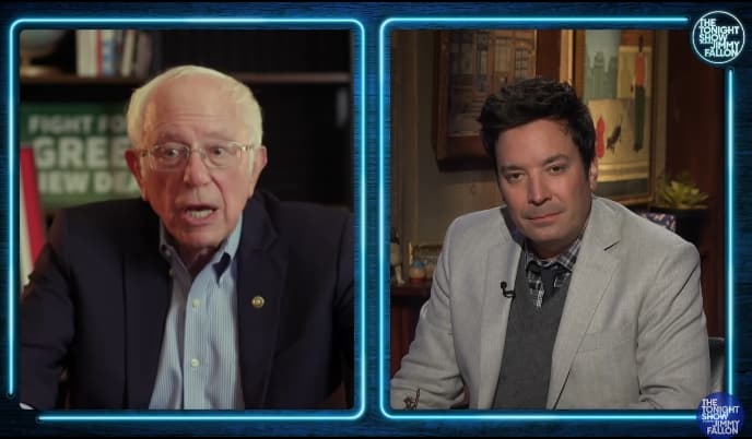 美國參議員桑德斯（左）接受吉米法隆（右）訪問。（翻攝自The Tonight Show Starring Jimmy Fallon Youtube頻道）