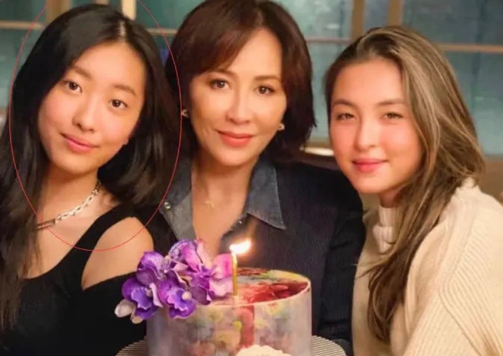 劉嘉玲提前跟好友慶祝55歲生日，其中陳奕迅愛女陳康堤（左一）罕見曝光。（翻攝自劉嘉玲微博）