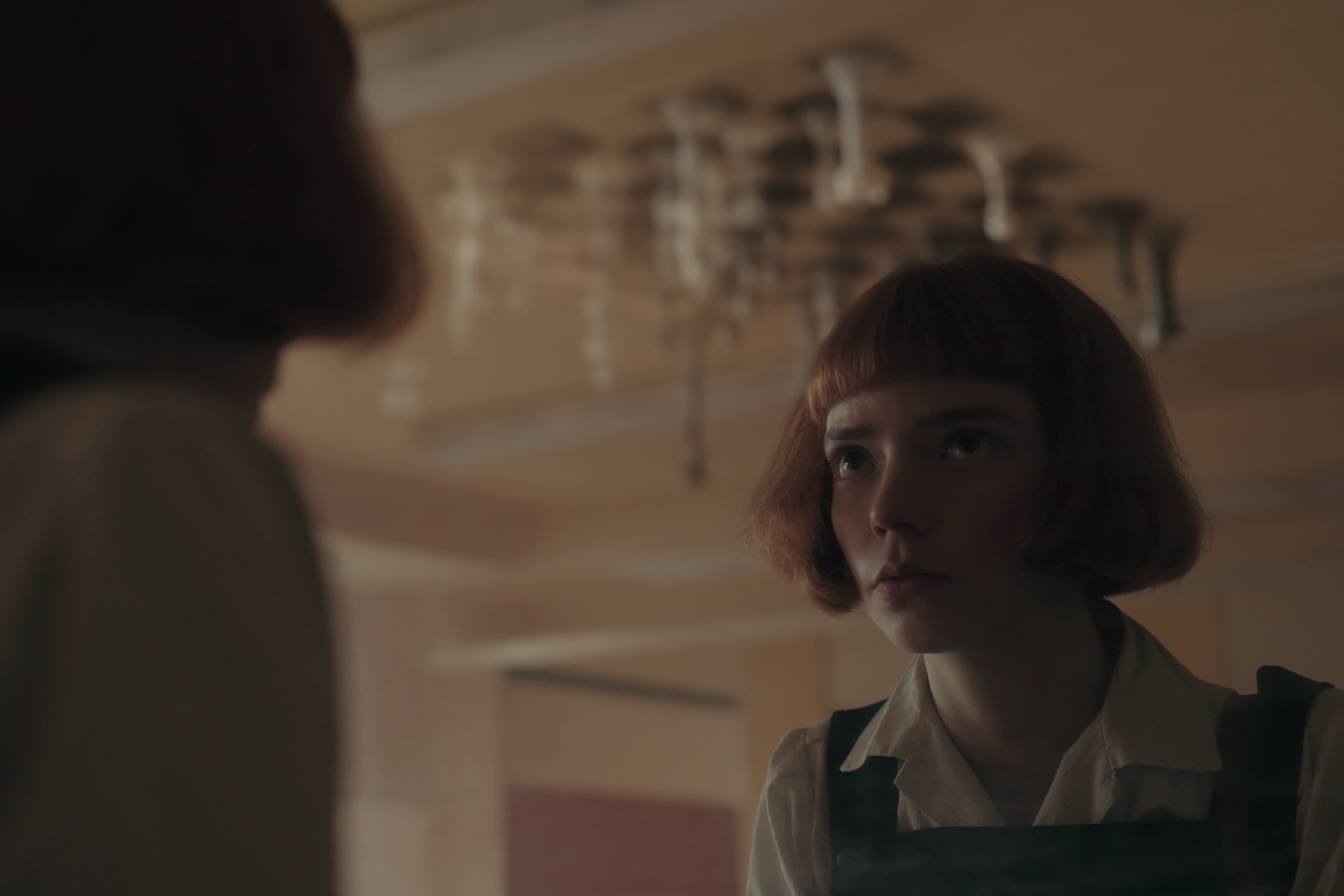 少女時期的貝絲，馬桶蓋的紅髮造型，闖蕩棋壇打出名號。（Netflix提供）