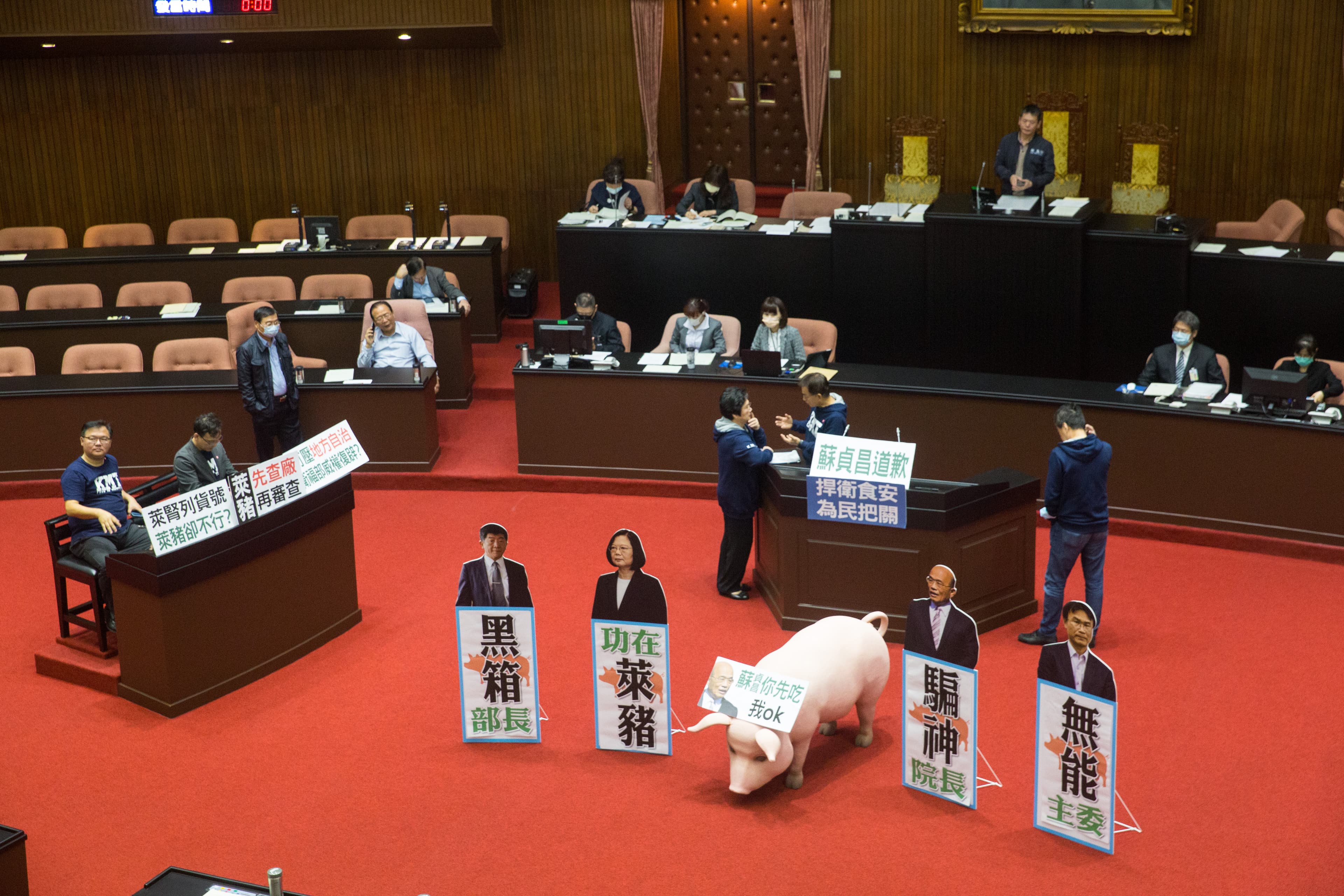 國民黨數度將粉紅豬隻裝置藝術擺在議場內，並杯葛行政院長上台報告與備詢。（本刊資料照）