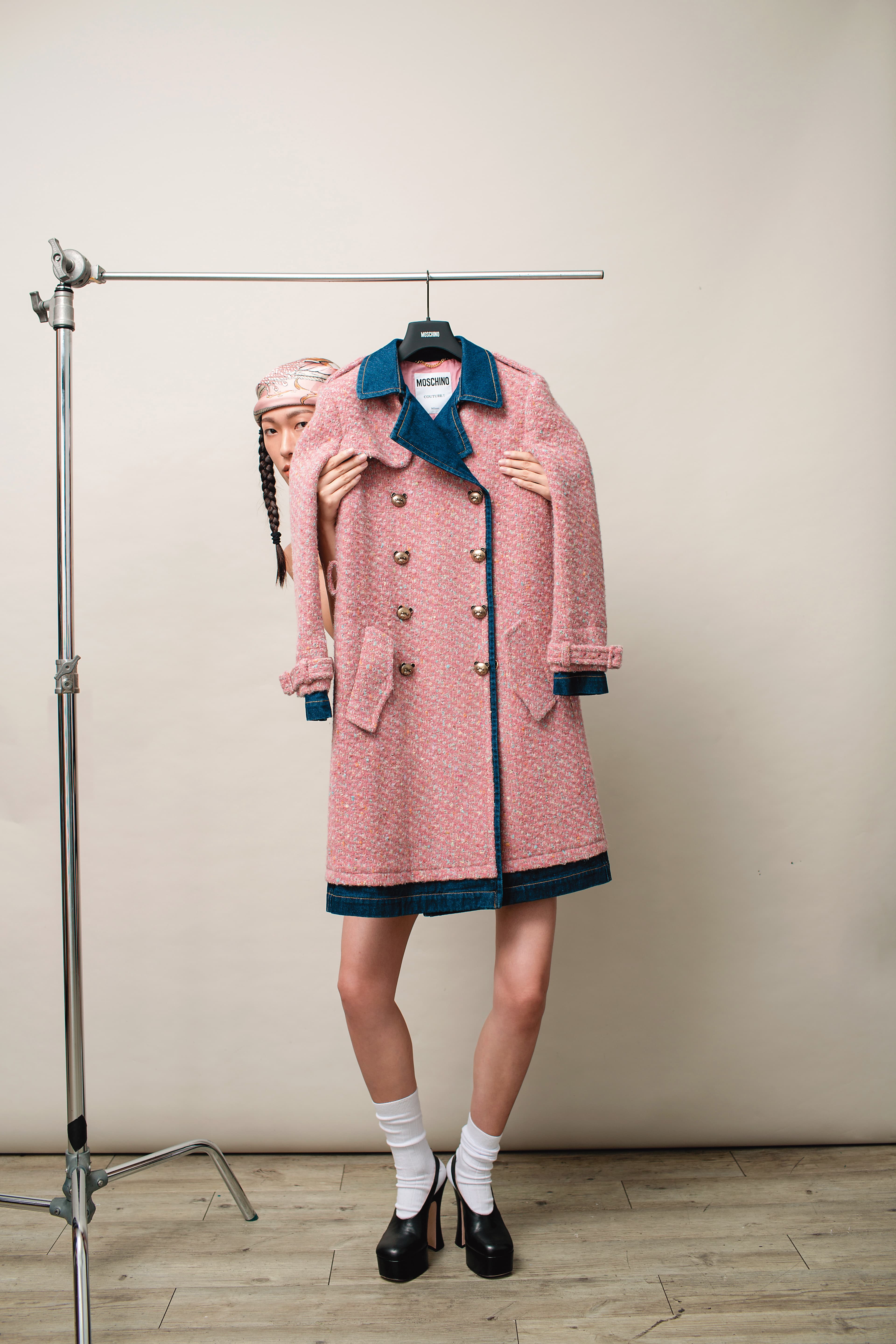 復古毛呢拼接丹寧大衣外套 NT$109,800 by MOSCHINO／復古鎖鍊印花絲巾 NT$27,800 by MOSCHINO／後拉帶厚底跟鞋 價格店洽 by MIU MIU