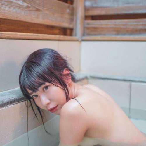 「真人版娜美」梓梓決戰「史上最難駕馭的泳裝」。（董梓甯臉書）
