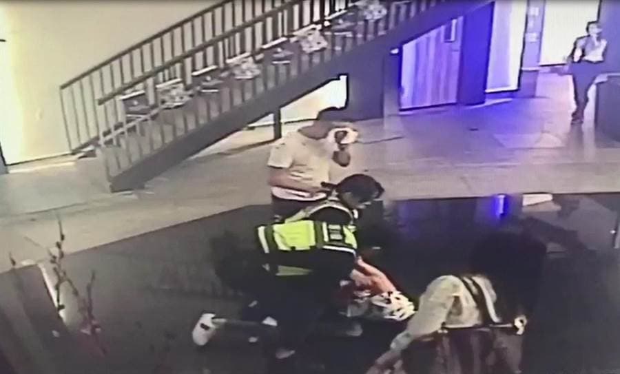 日前，公園路某家KTV門口發生一起酒後打架事件，2分局出動快打部隊，女警發威，立馬壓制鬧事酒客（警方提供）